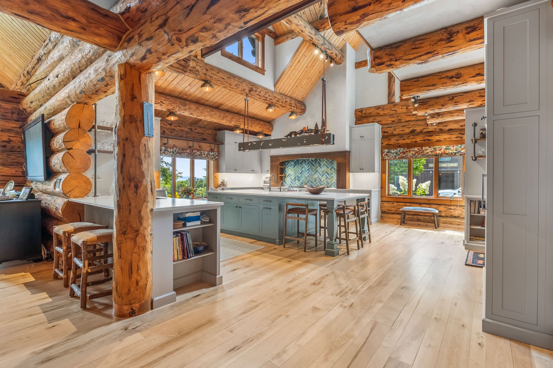 Exclusive Mountain Log Home - Monthly Rental Avail.