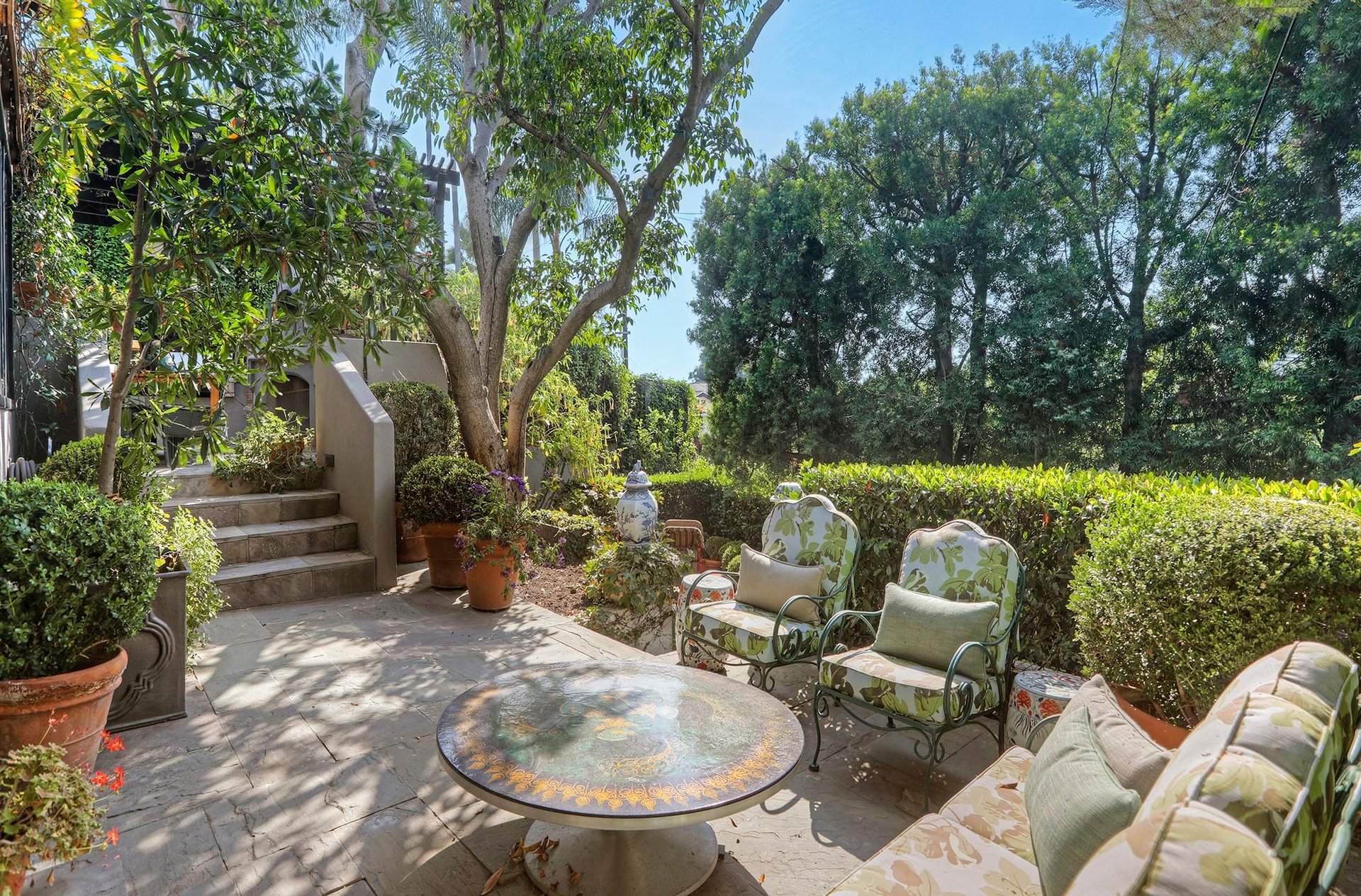   2471 Hollyridge Dr