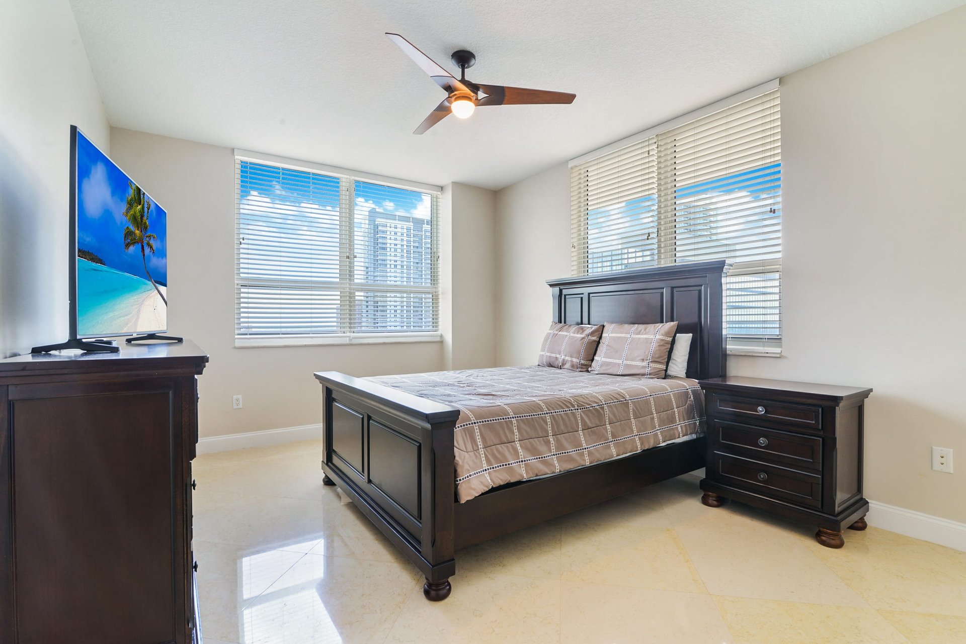 350 Las Olas Place 2820