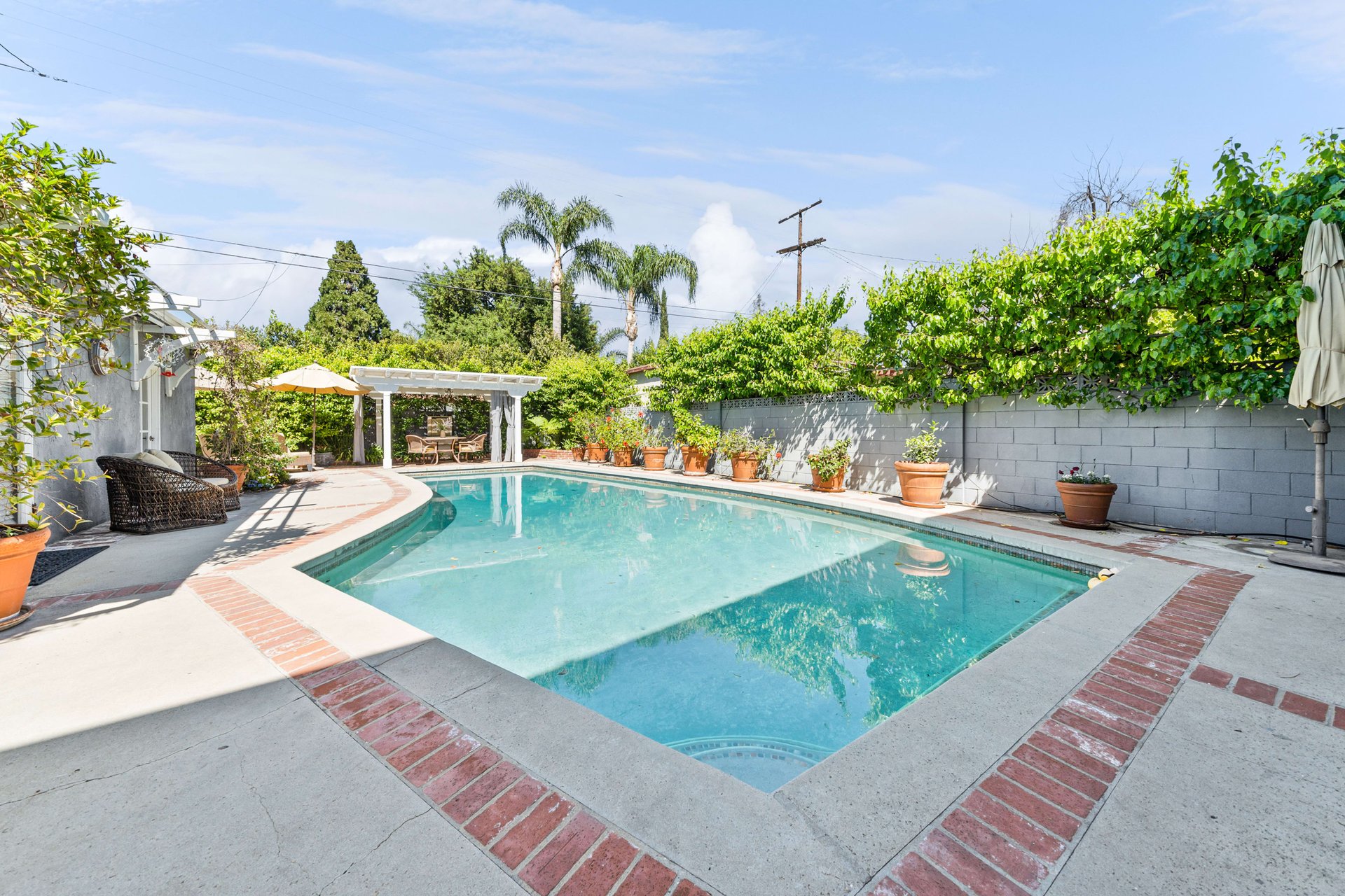 11157 Sarah St, Toluca Lake