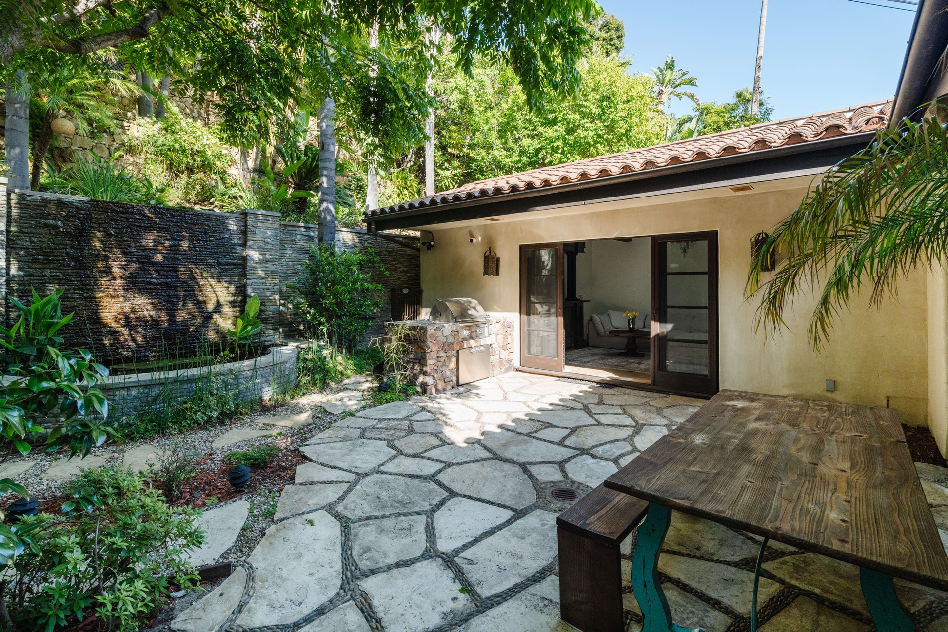  1642 N Beverly Dr