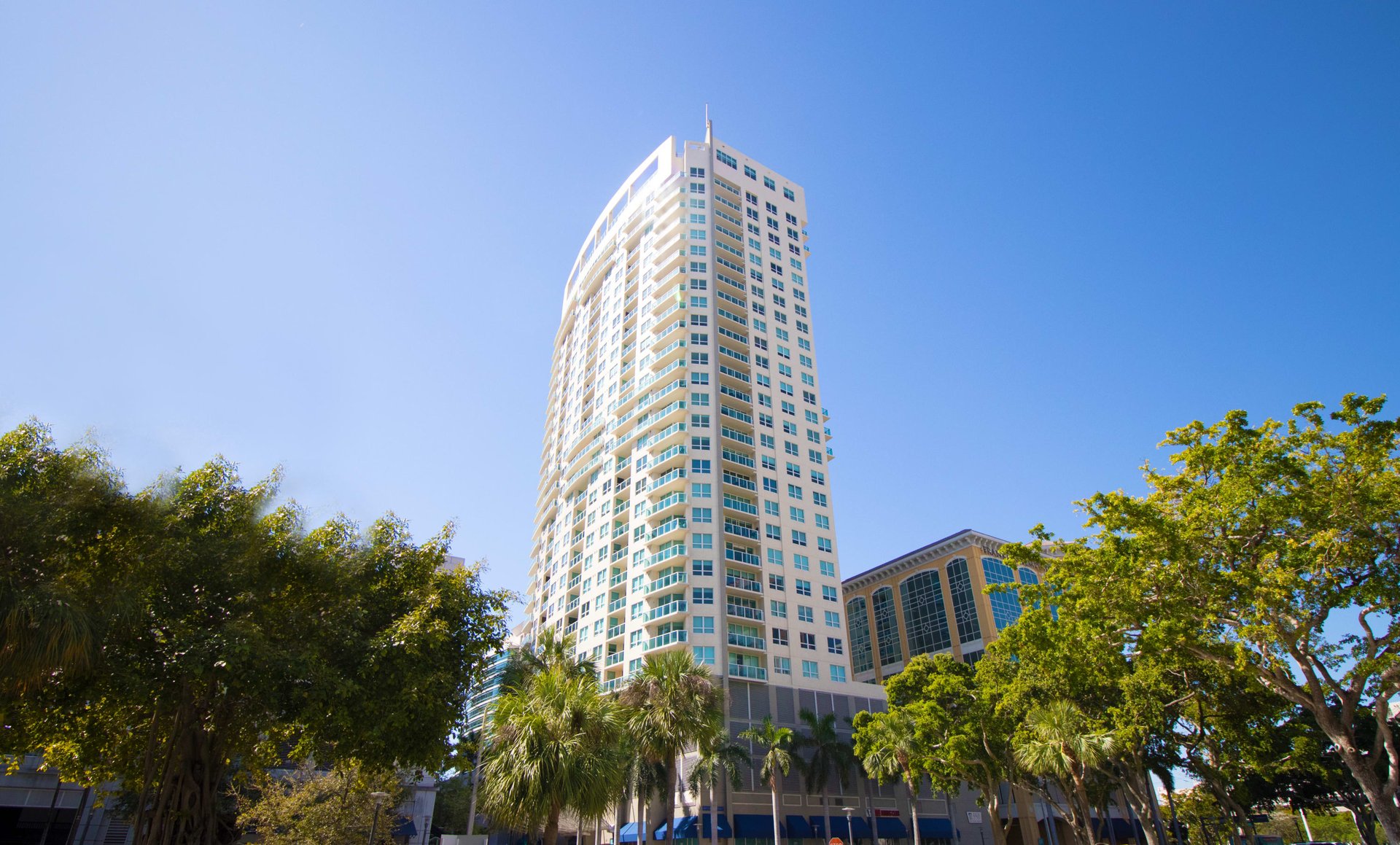350 Las Olas Place 2820