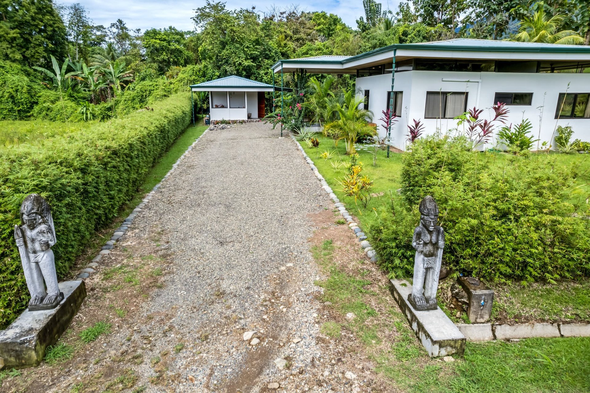 Bright & Peaceful 3-Bedroom Home With Separate Workshop/Office Space & Stunning Views Of The Lush Mountains In Easy-Access Location In Ojochal Costa Rica