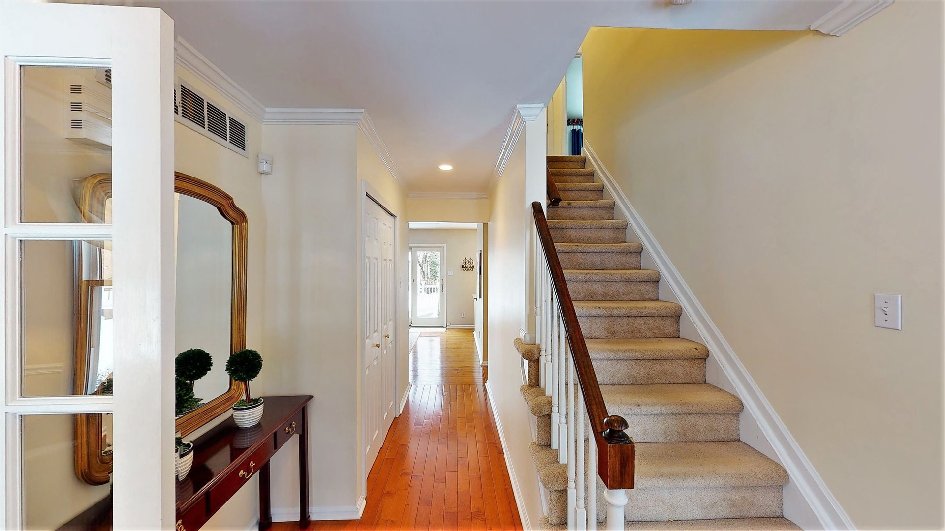 32 LAWRENCIA DR
