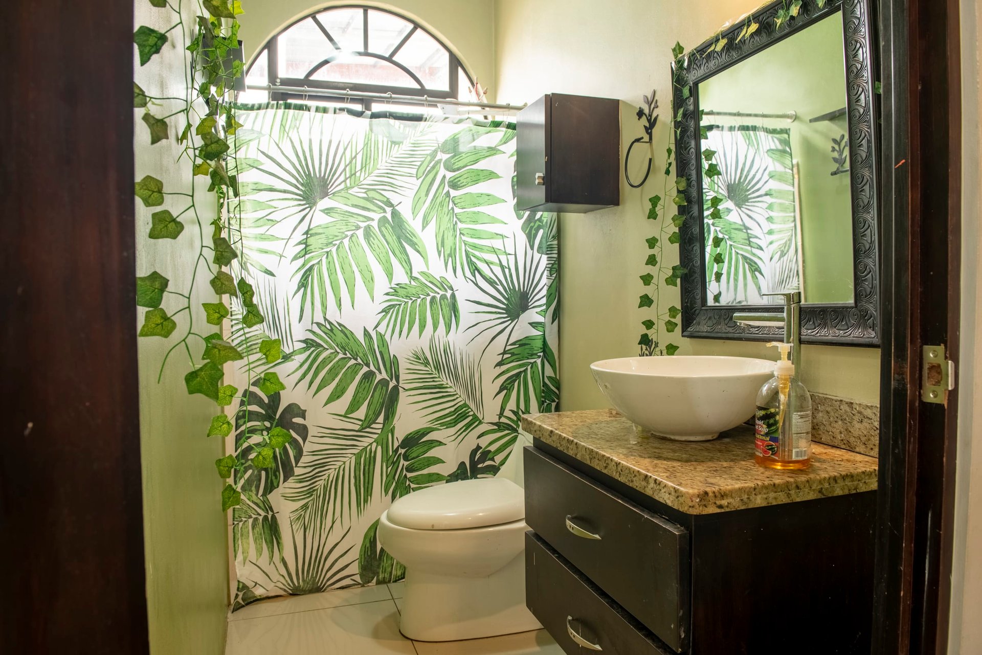 Costa Rican Gem: Spacious 4BR Home with Fruit Trees, Fully Furnished