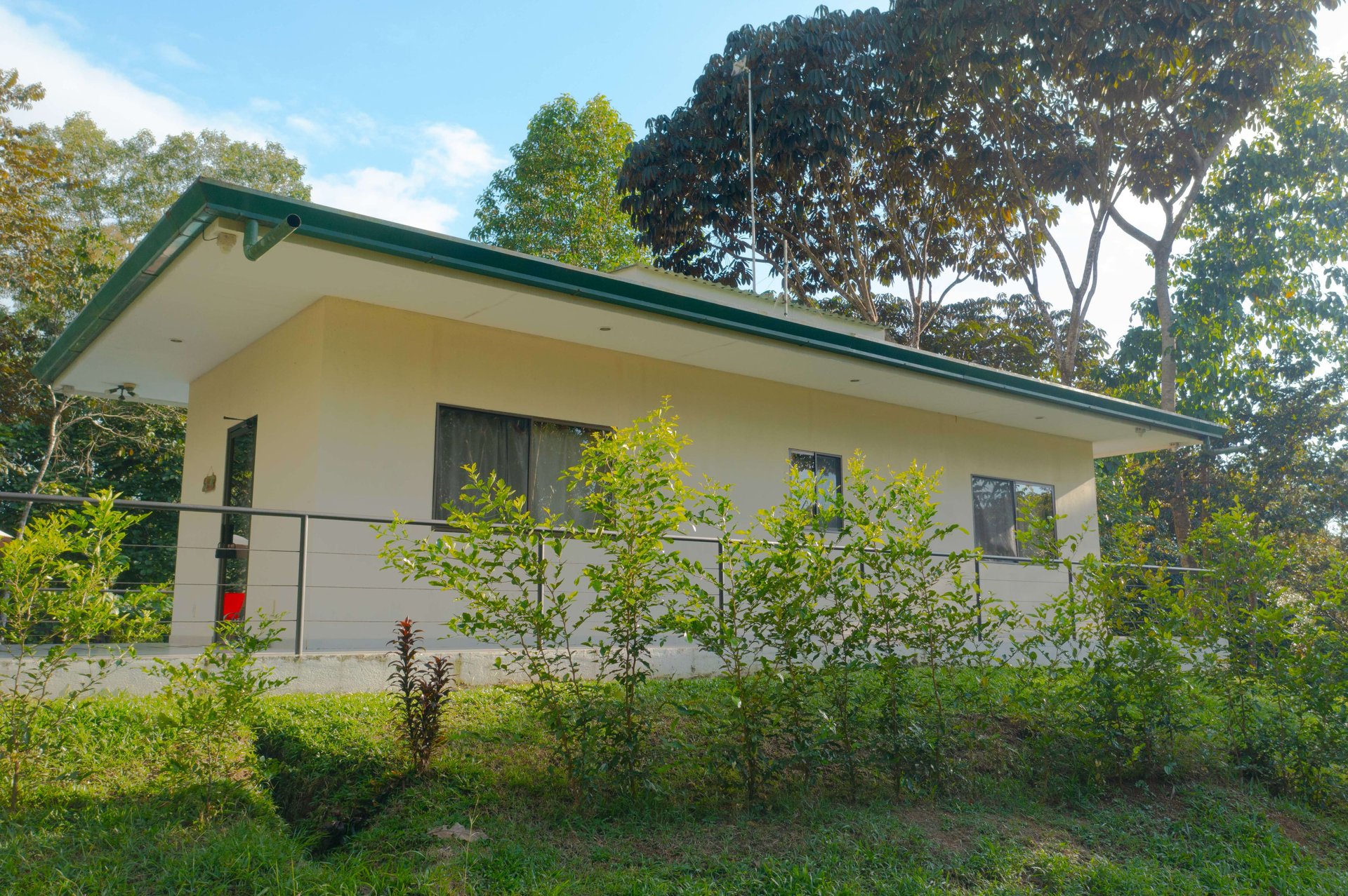 Affordable & Charming 1 bedroom Villa with Pool in gated community, immersed in the rainforest close to Quepos  