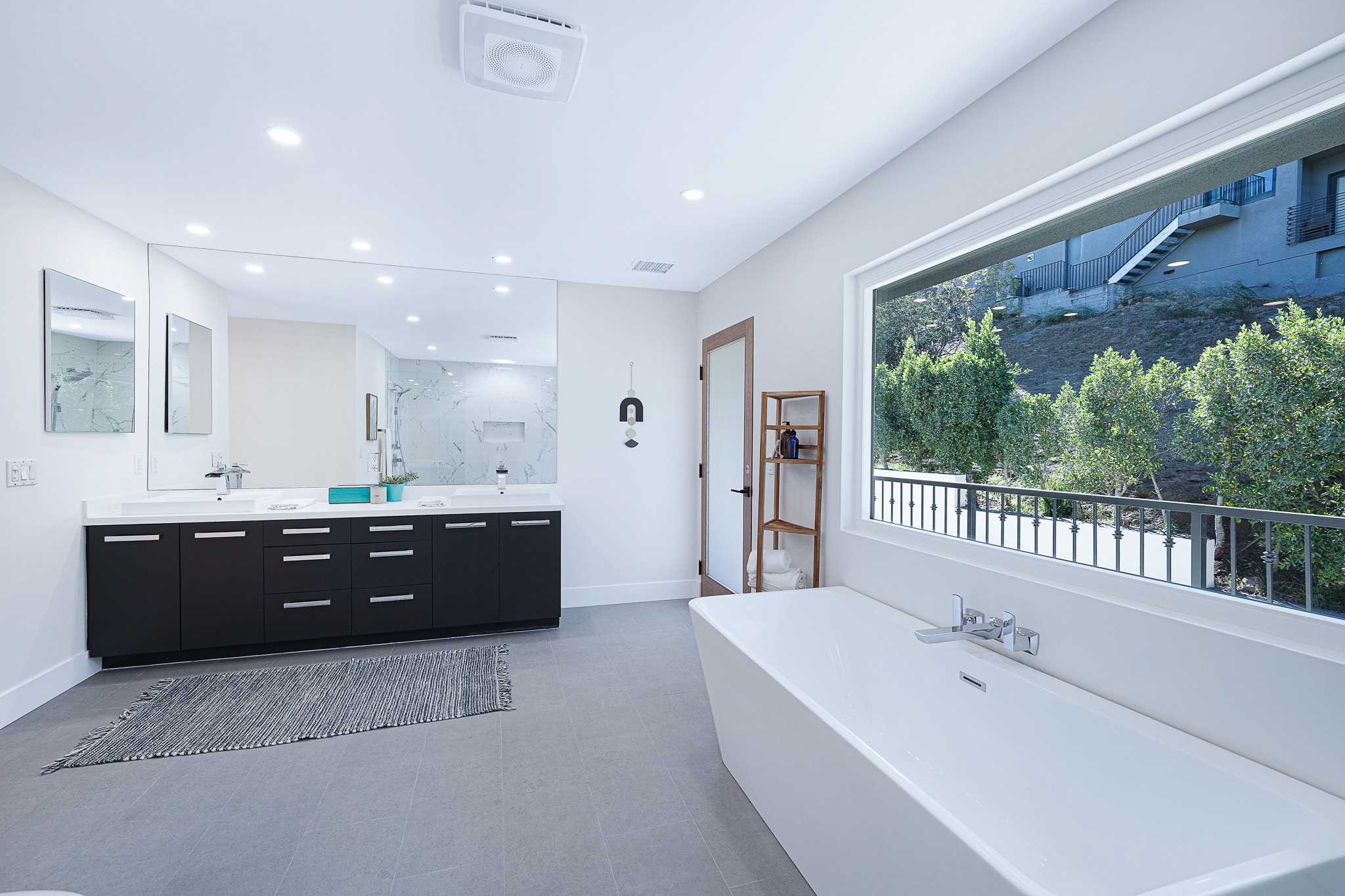 Immaculate & Turnkey Contemporary Home in Hollywood Hills