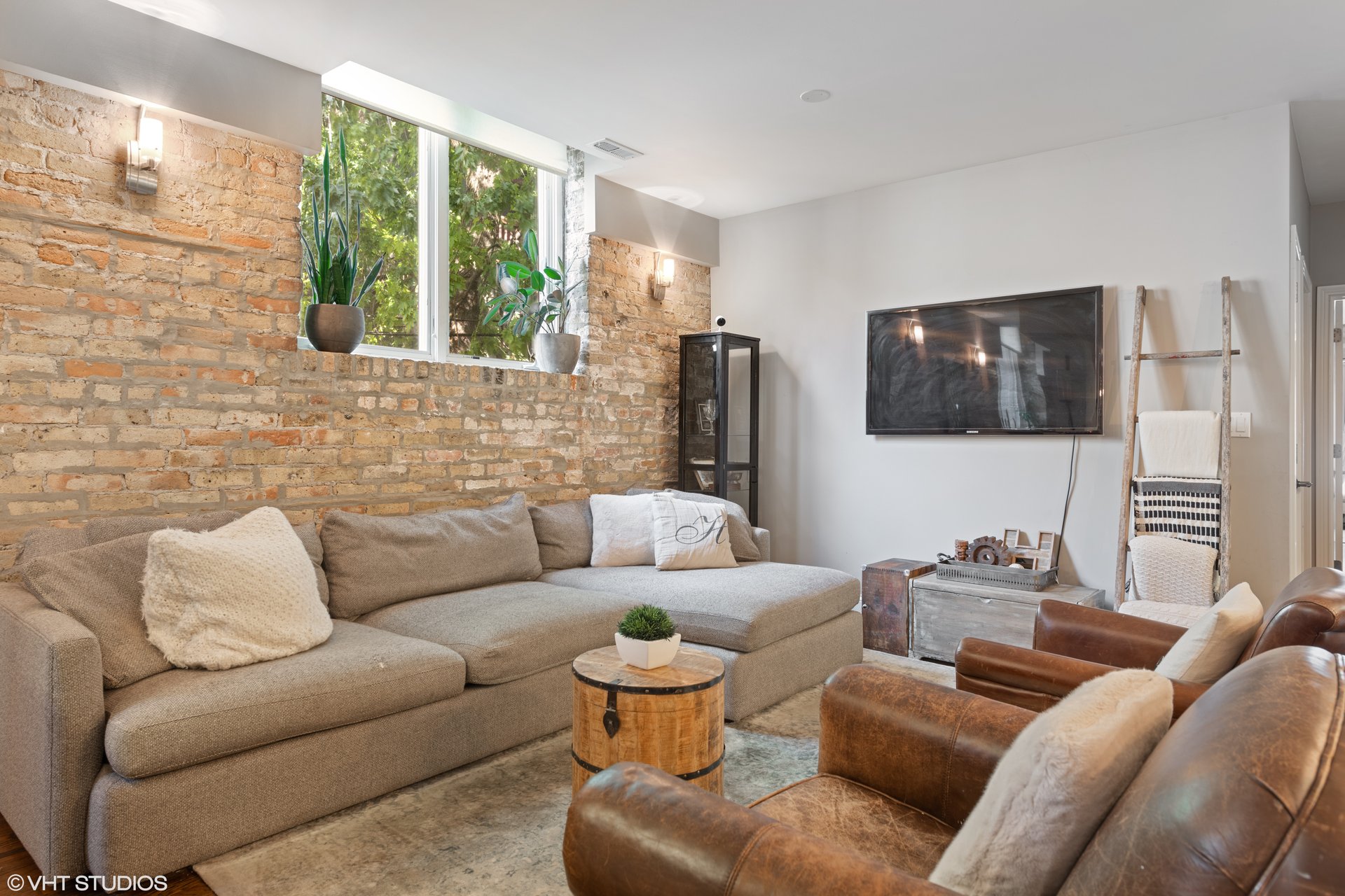 1547 N. Leavitt St. #1N