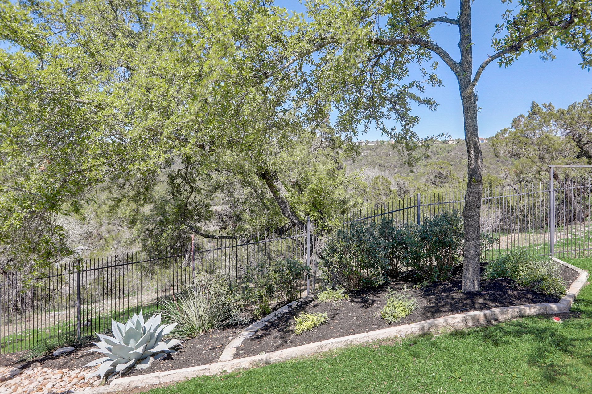 Hill Country Paradise: Luxurious 4/3 Home with Heated Pool/Spa and Spectacular Sunset Views in River Place!