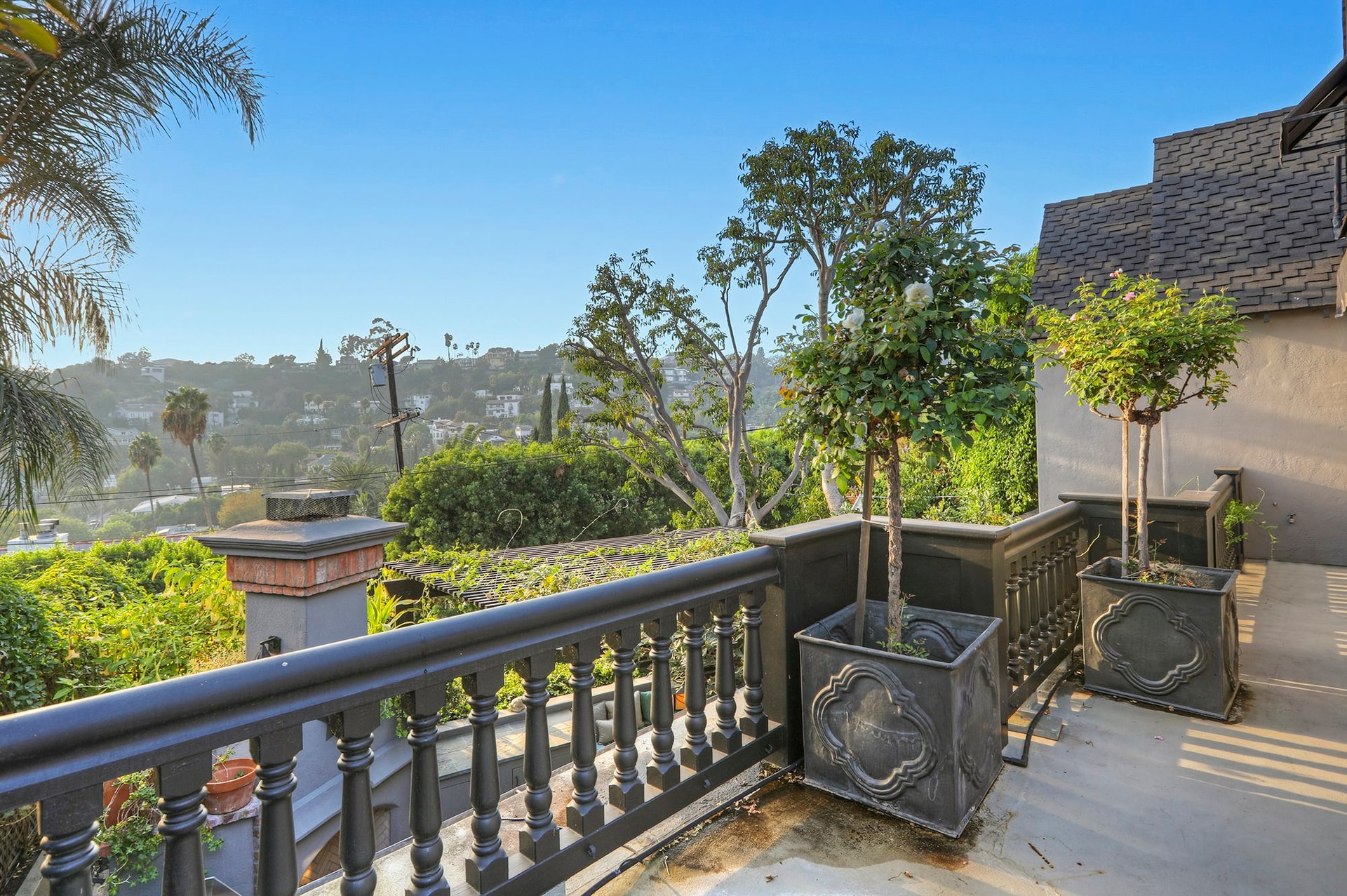   2471 Hollyridge Dr