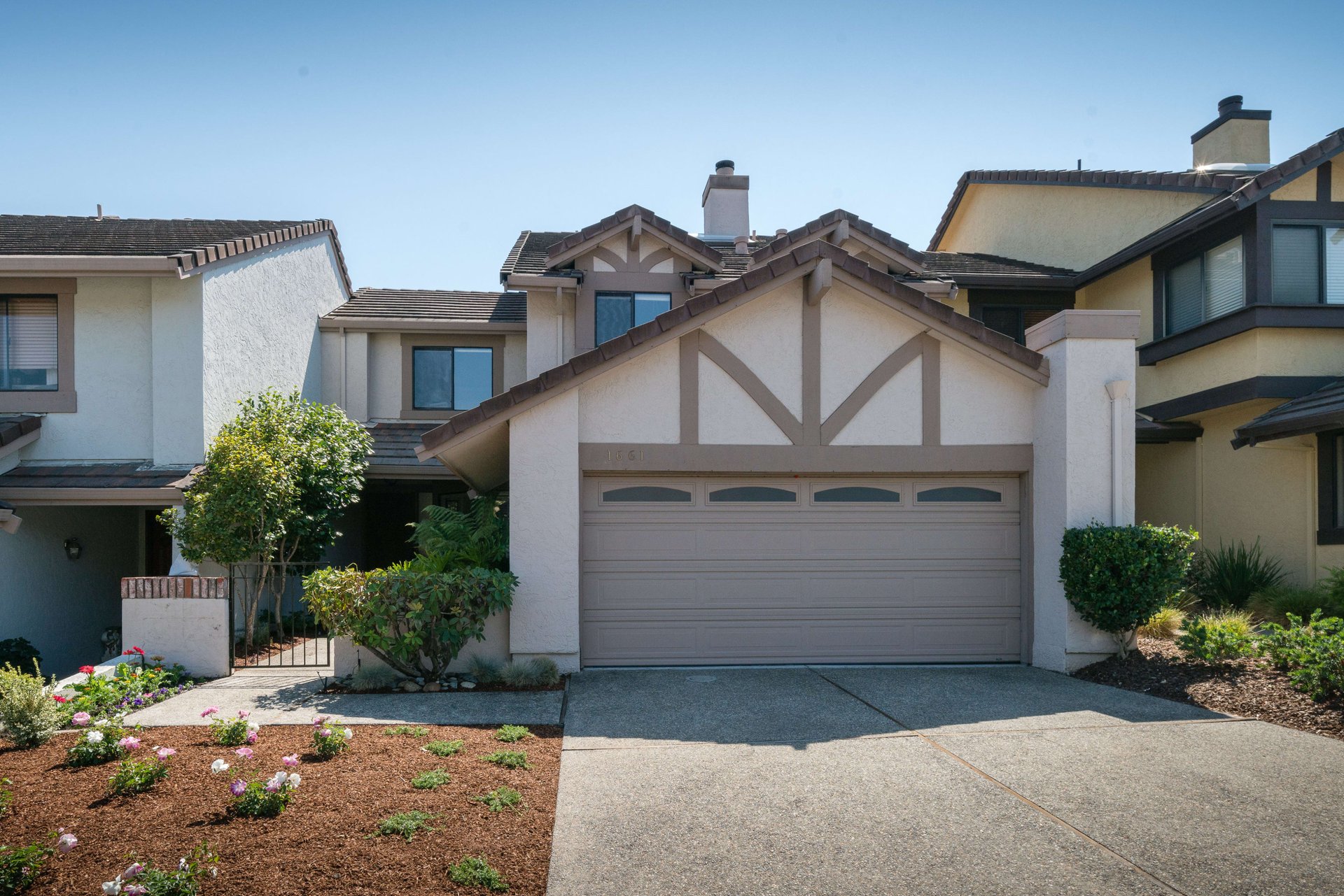 1661 Sugarloaf Dr