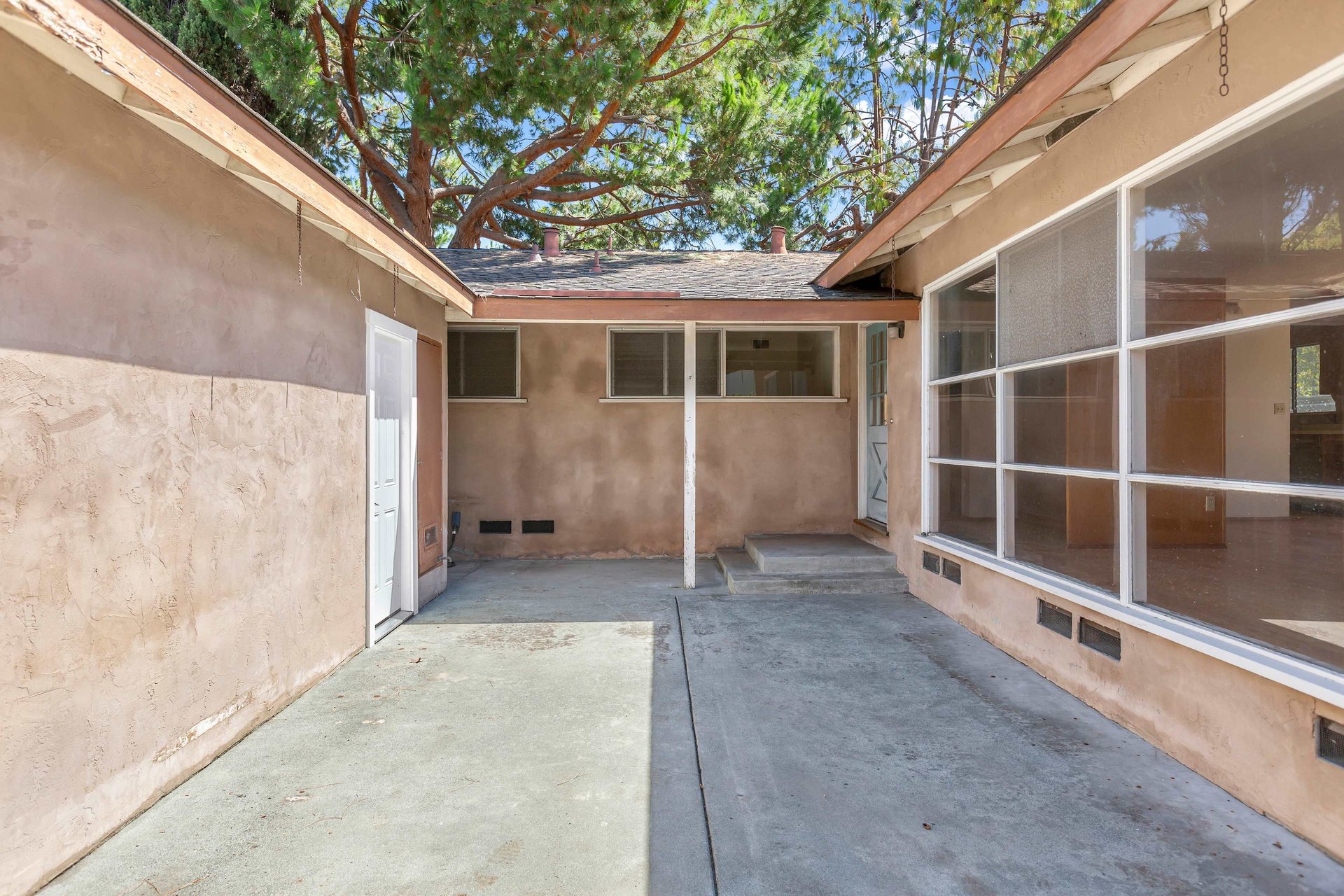 734 W Knickerbocker Drive