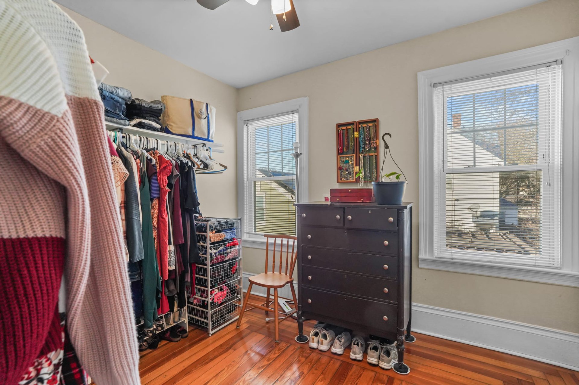 573 Academy Ave Unit 2 - Elmhurst