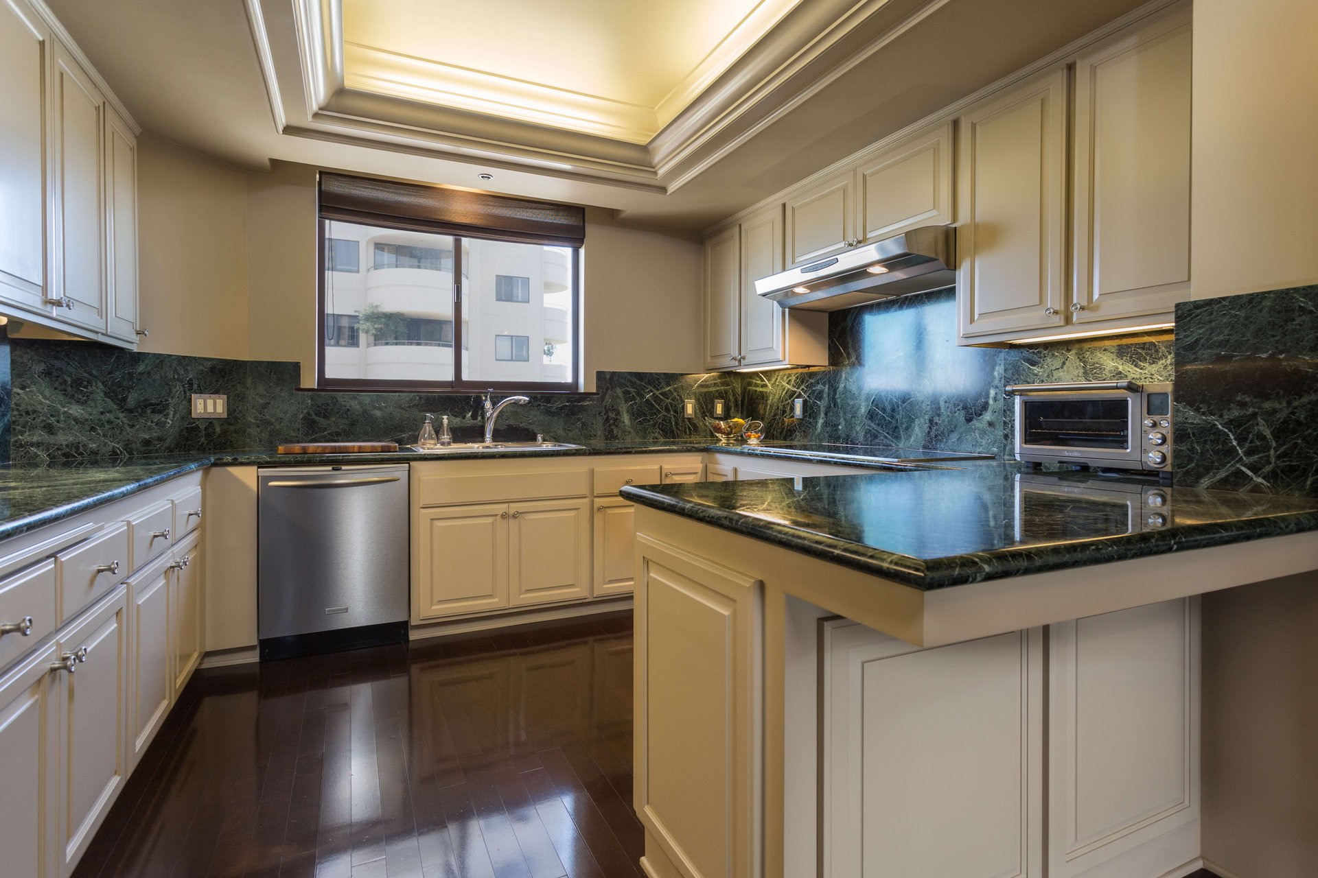 Wilshire Thayer #1102, Wilshire Corridor