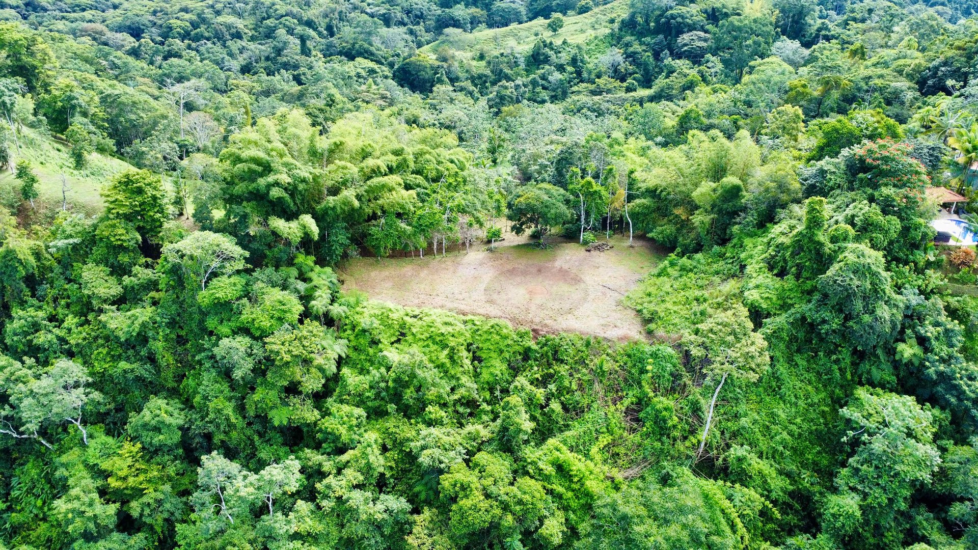 Breathtaking Mountain, River, and Ocean Views in Ideal Climate – 20 Minutes from the Beach