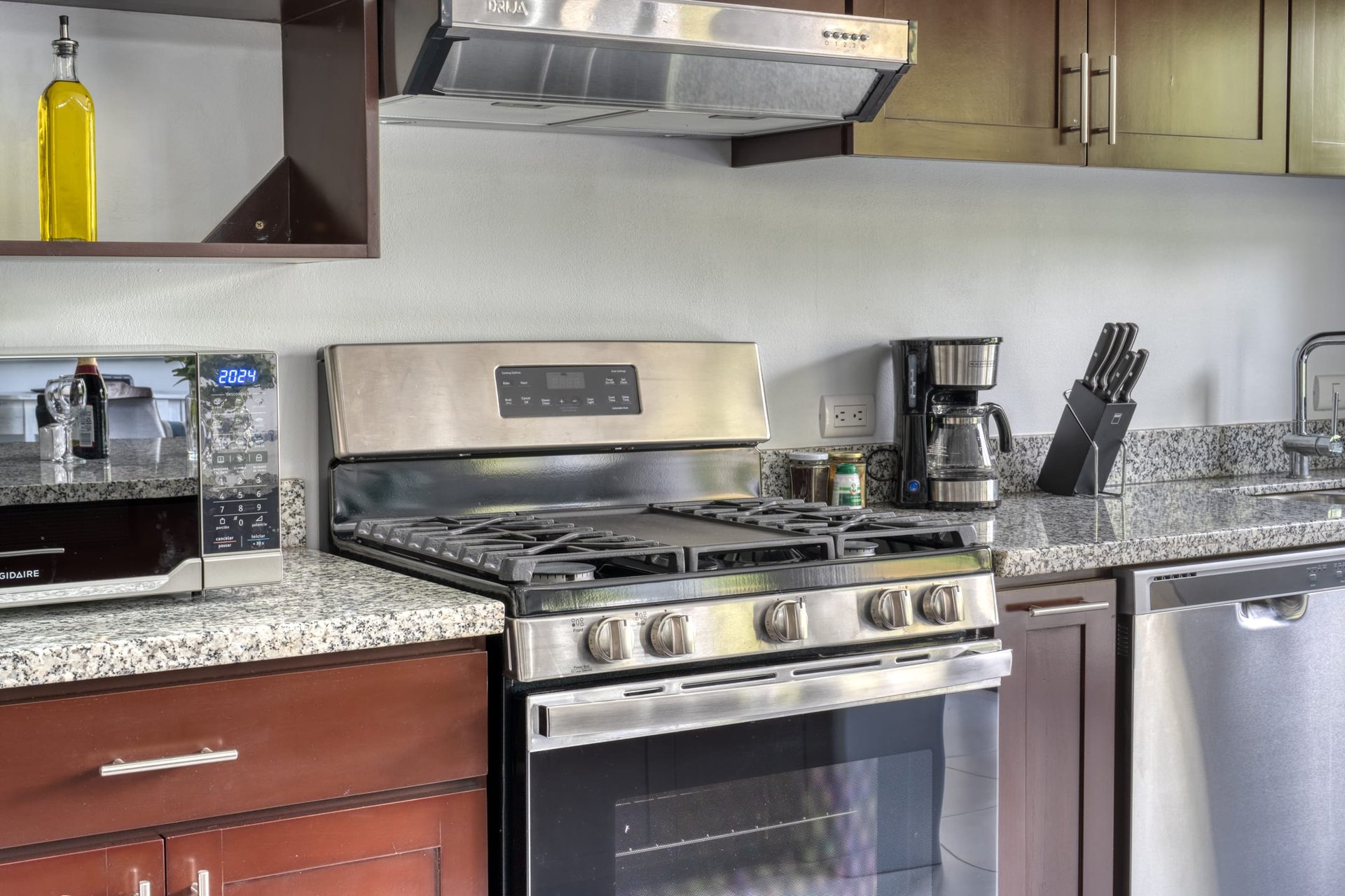 3 BEDROOM MODERN HOME WITH POOL WALKING DISTANCE TO EVERYTHING IN UVITA