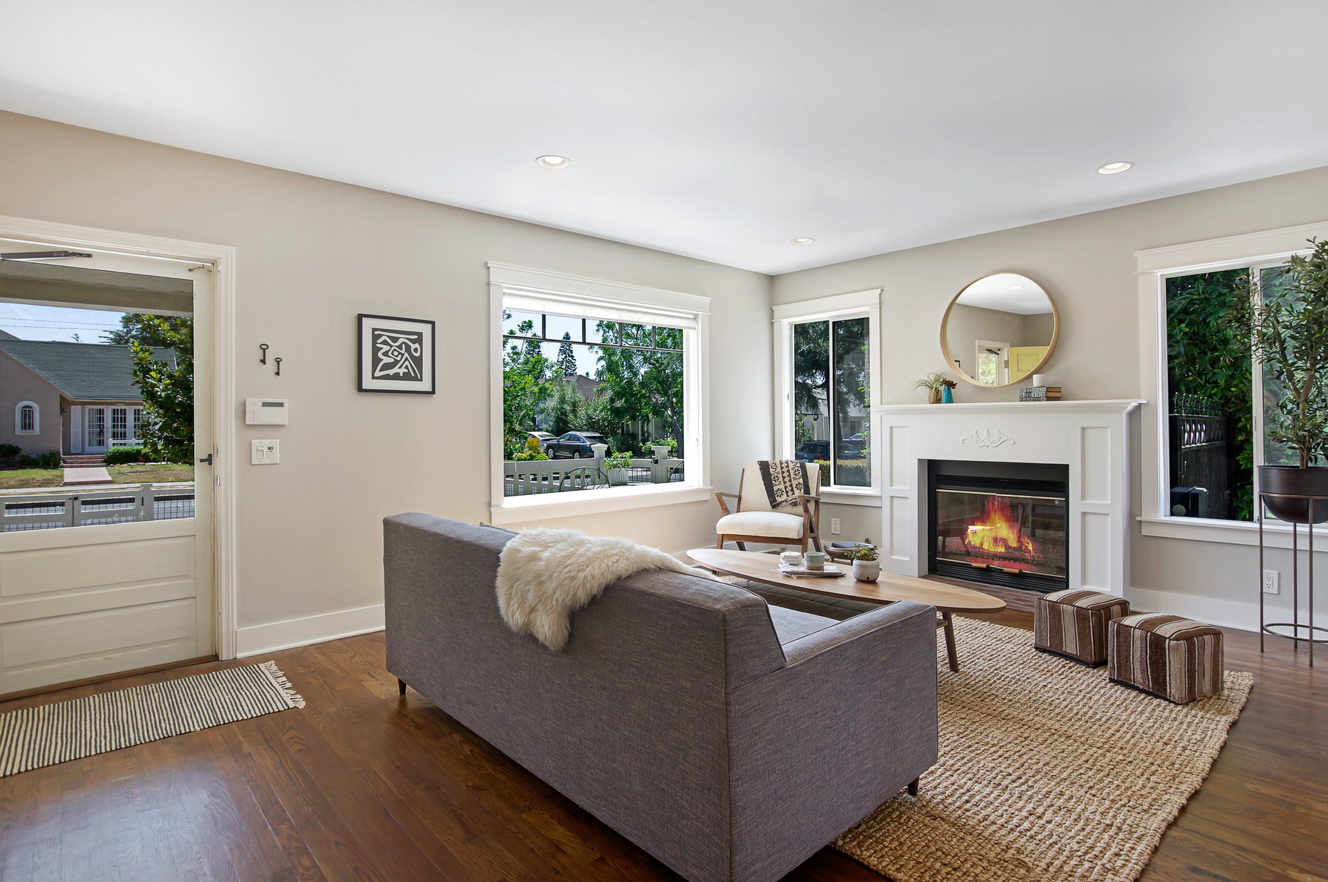 BEAUTIFUL & BRIGHT circa-1920's Craftsman "Cal-Bungalow" Home in Larchmont Village.