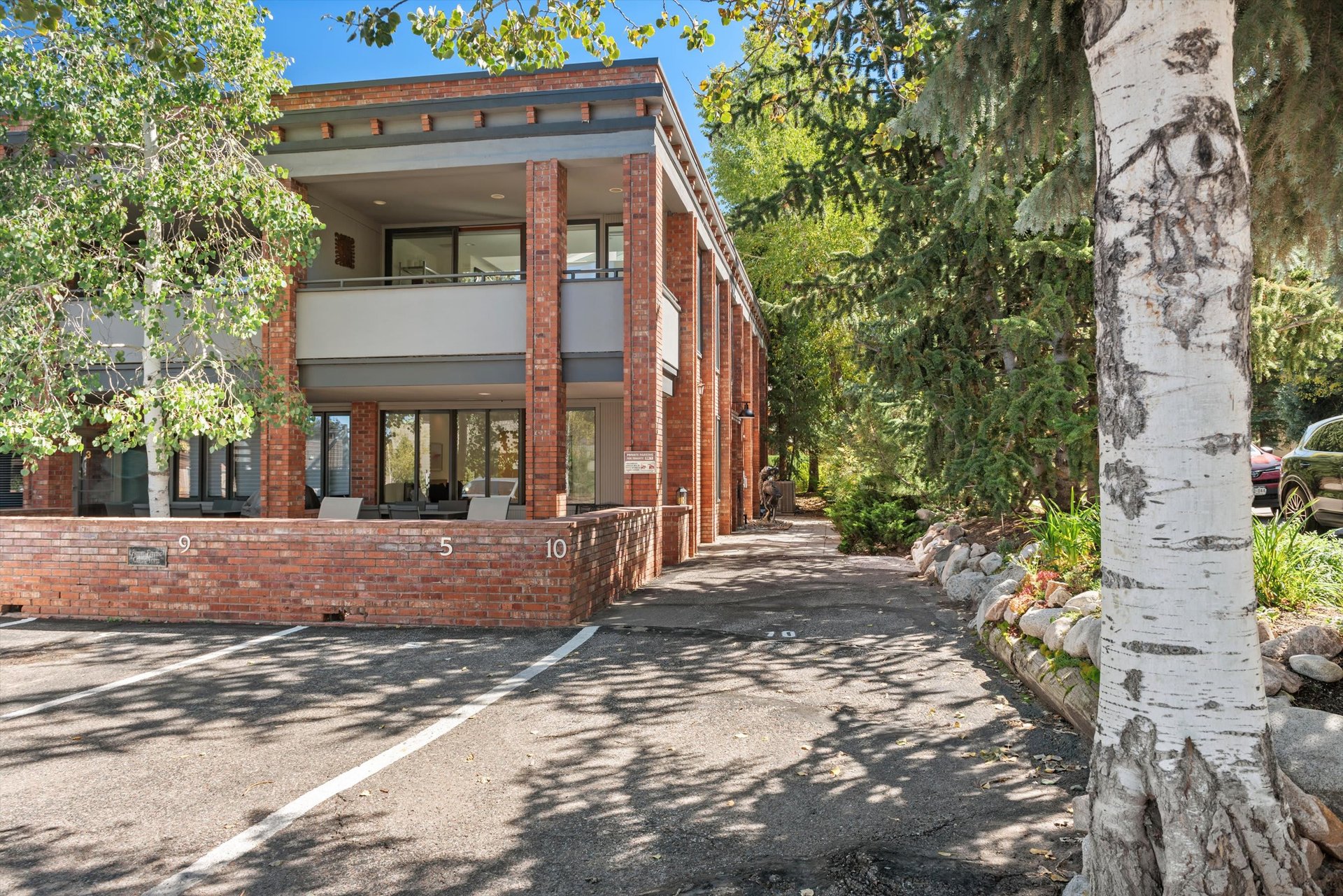 Perfect Aspen Retreat with Mountain Views and Walkable Convenience