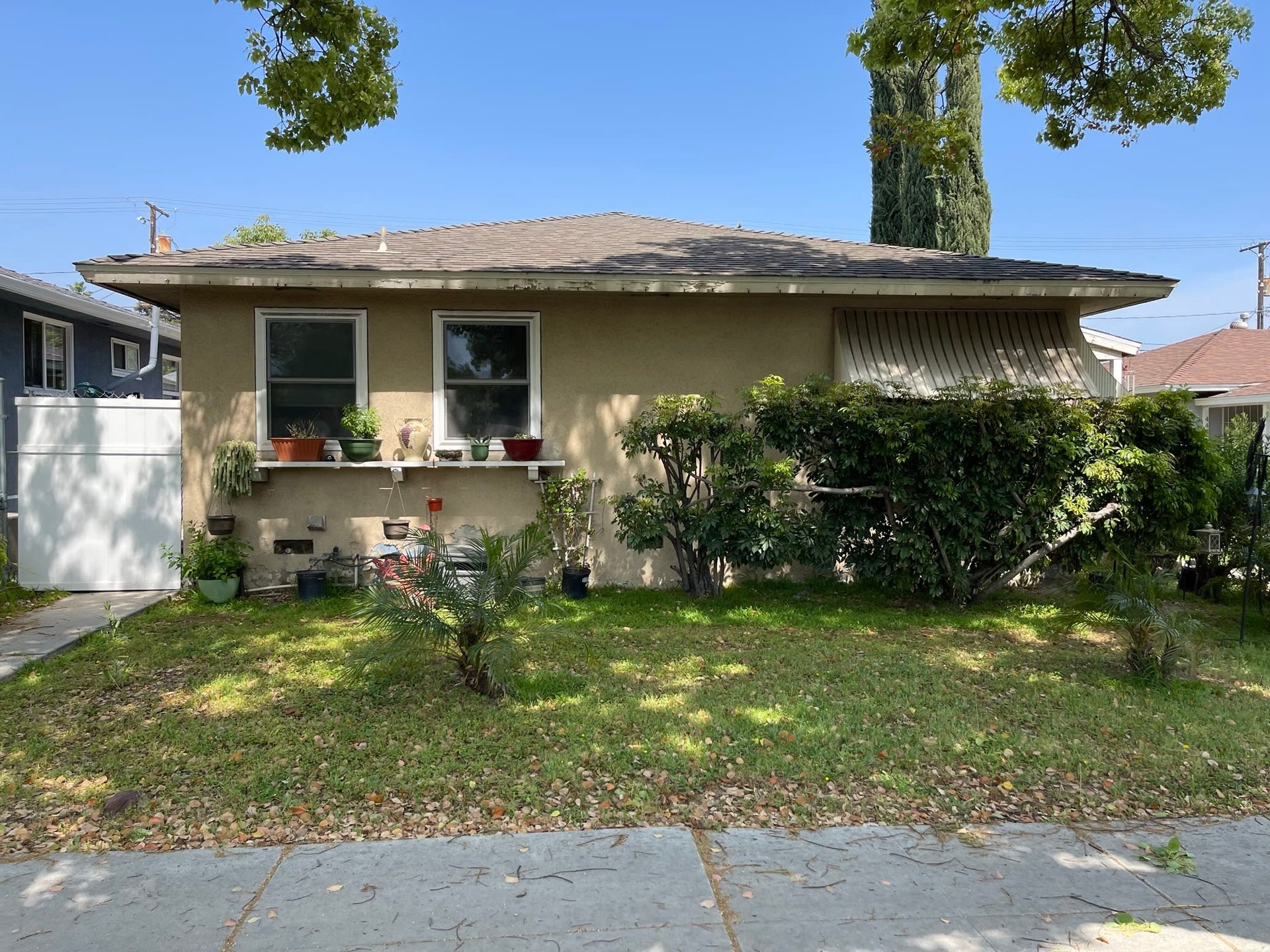 450 N Hollywood Way