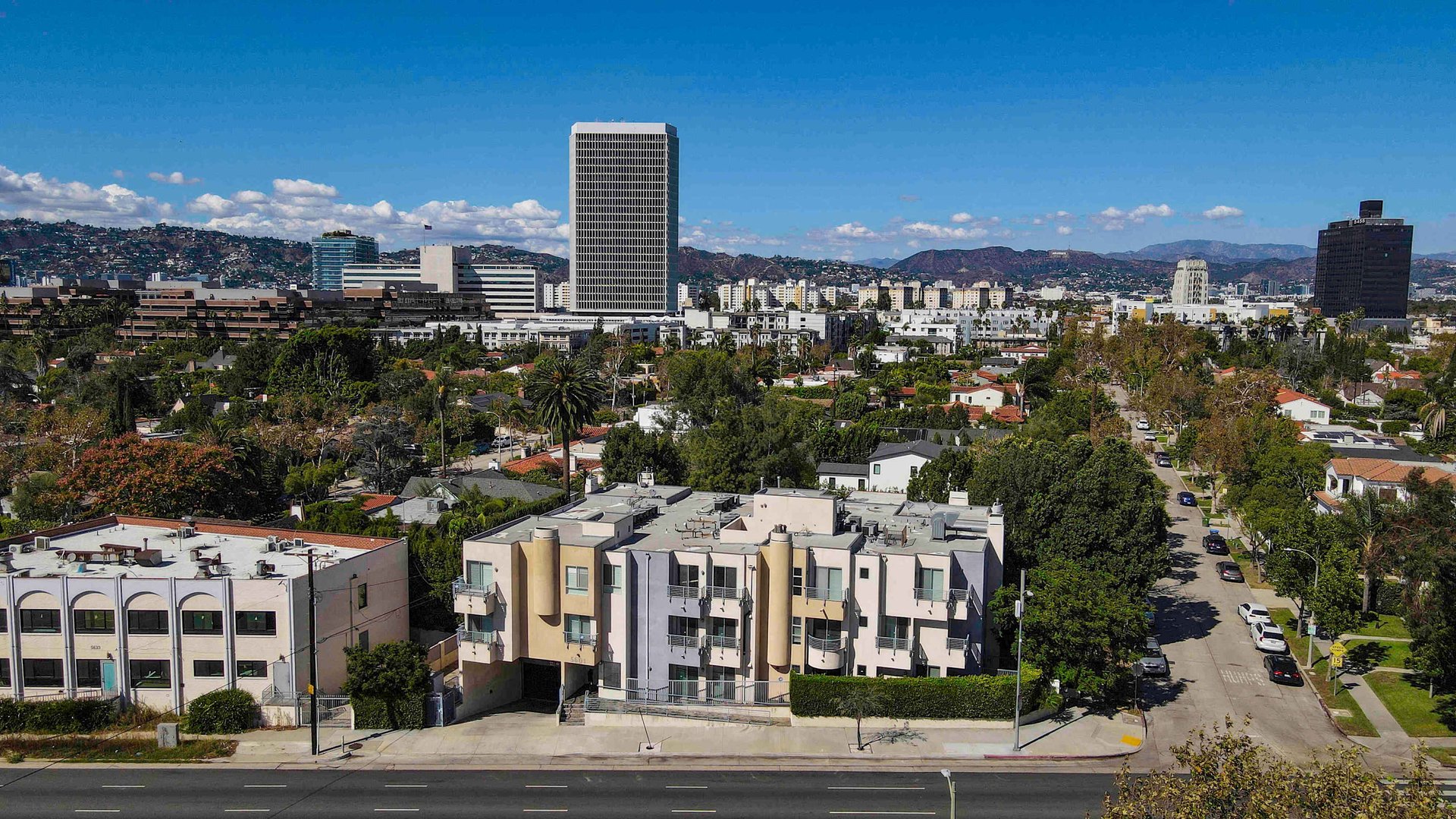 Stylish Turnkey Unit in Prime Miracle Mile