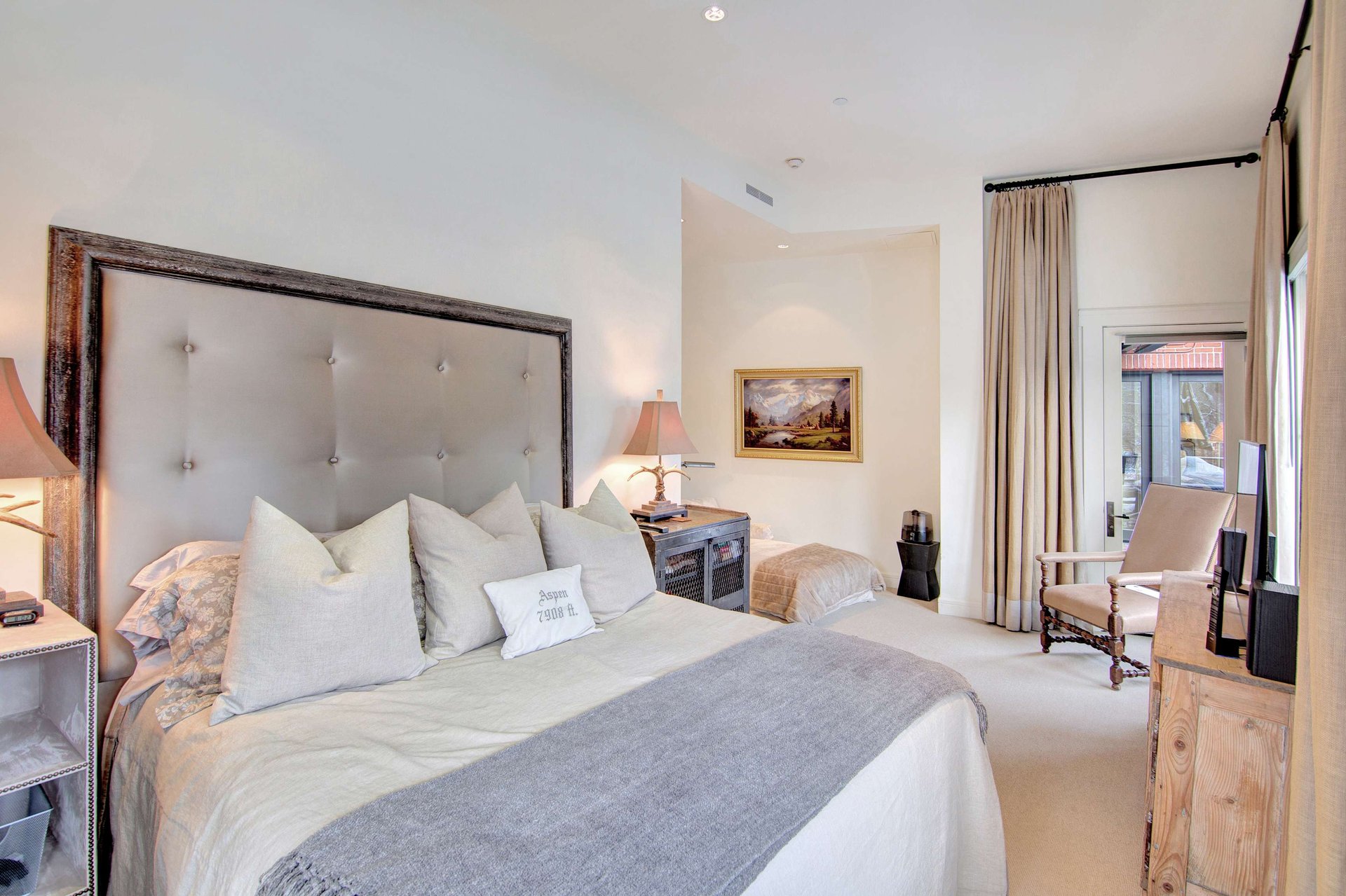  Easy Living and Convenience!  Obermeyer Palce in Aspen  
