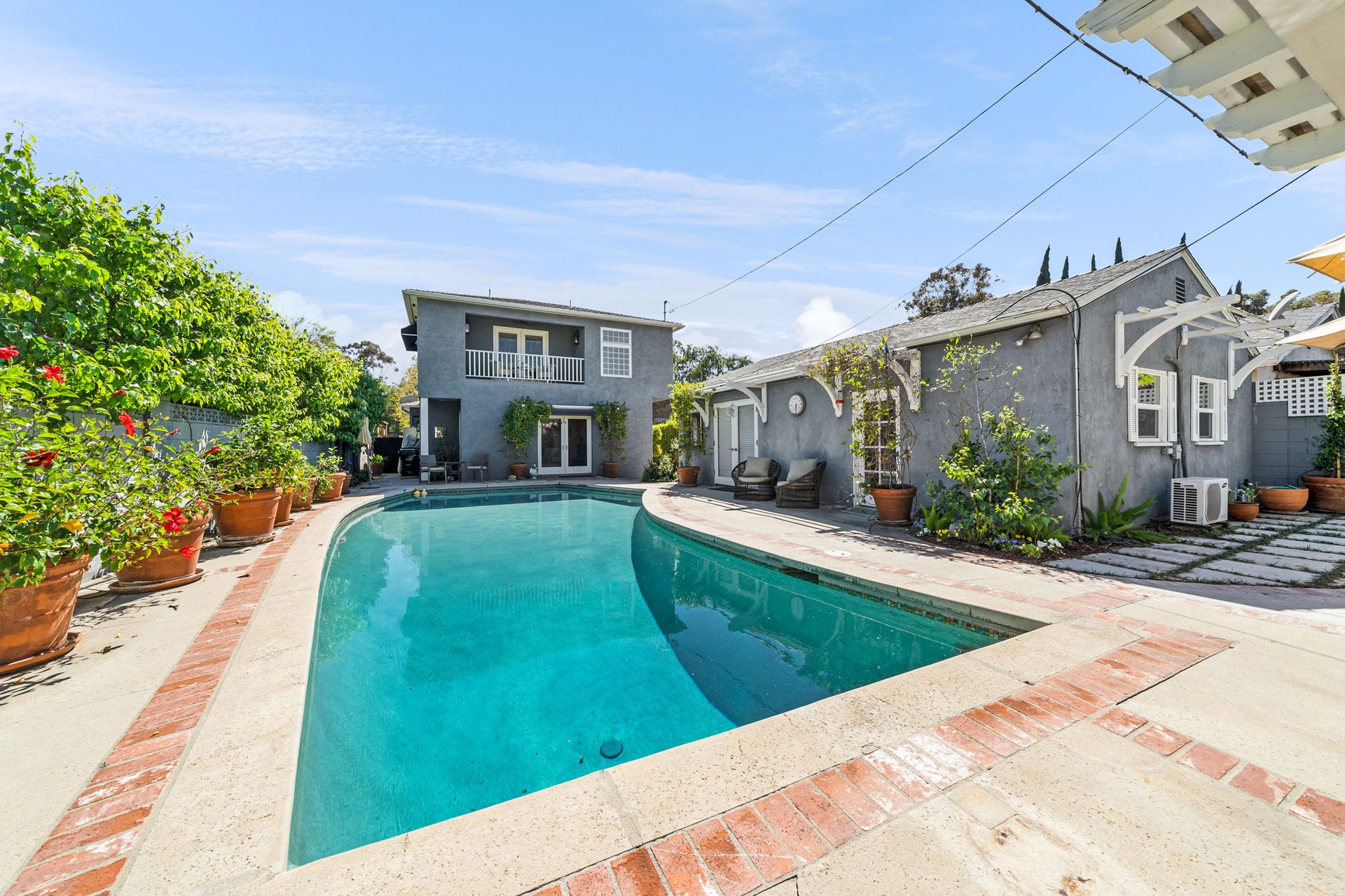 11157 Sarah St, Toluca Lake
