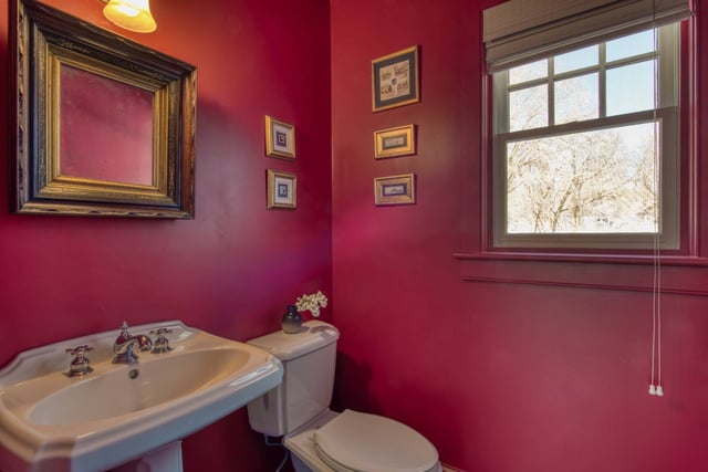 251 Meadows W, photo 10 of 24