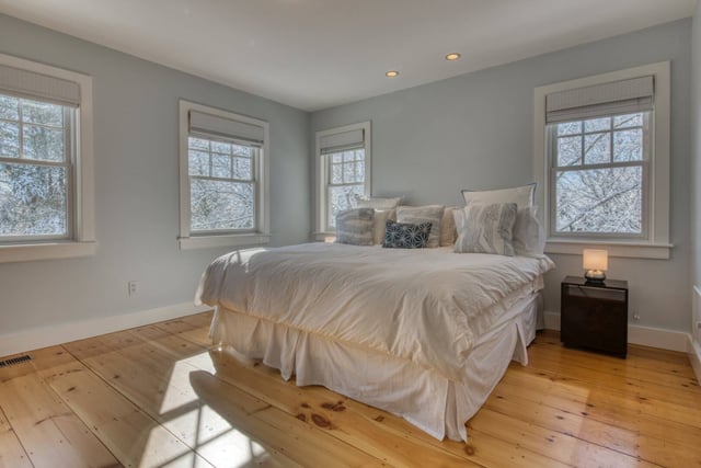 251 Meadows W, photo 13 of 24