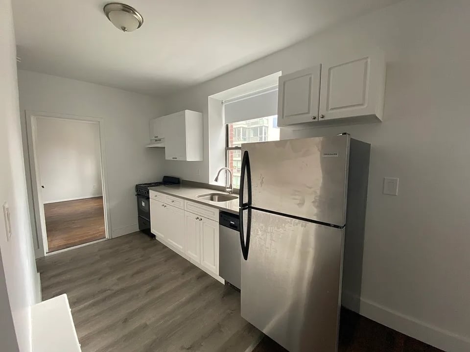 357 W 37th St, #4B