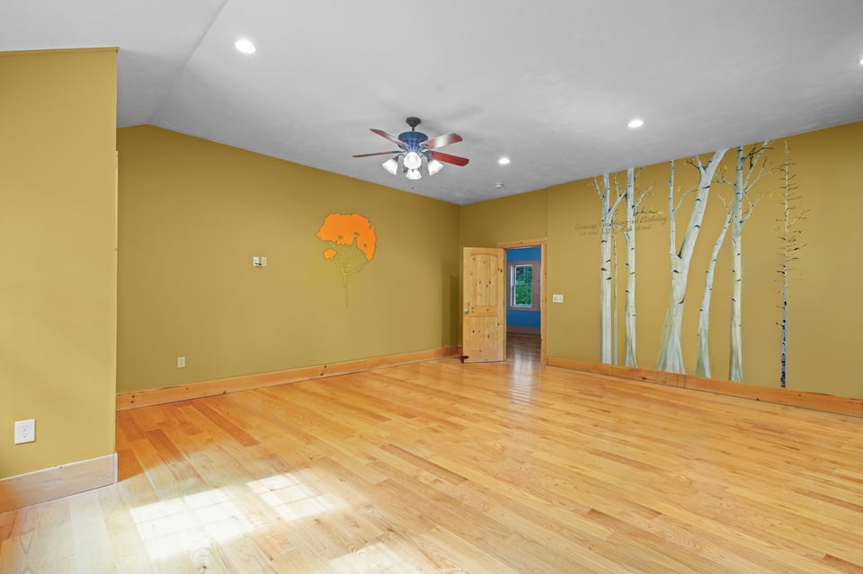 Unfurnished living space before virtual staging
