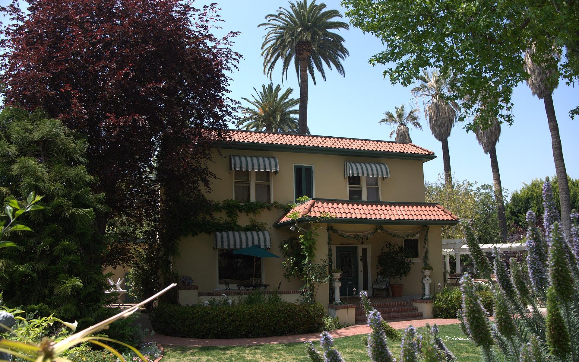 Porter-French House with a tile roof and garden in Orange