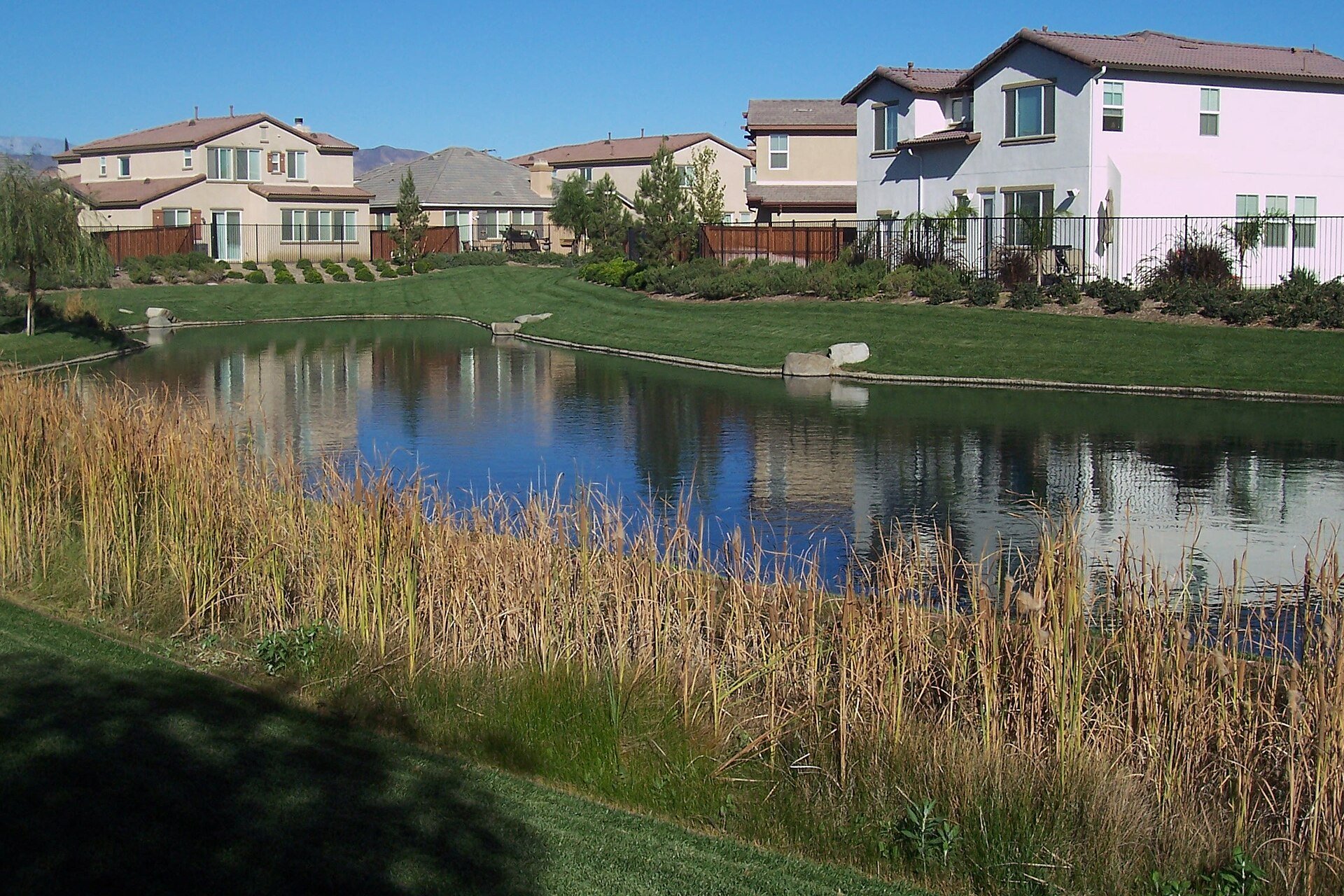 Homes beside the lake in Willowalk, Hemet