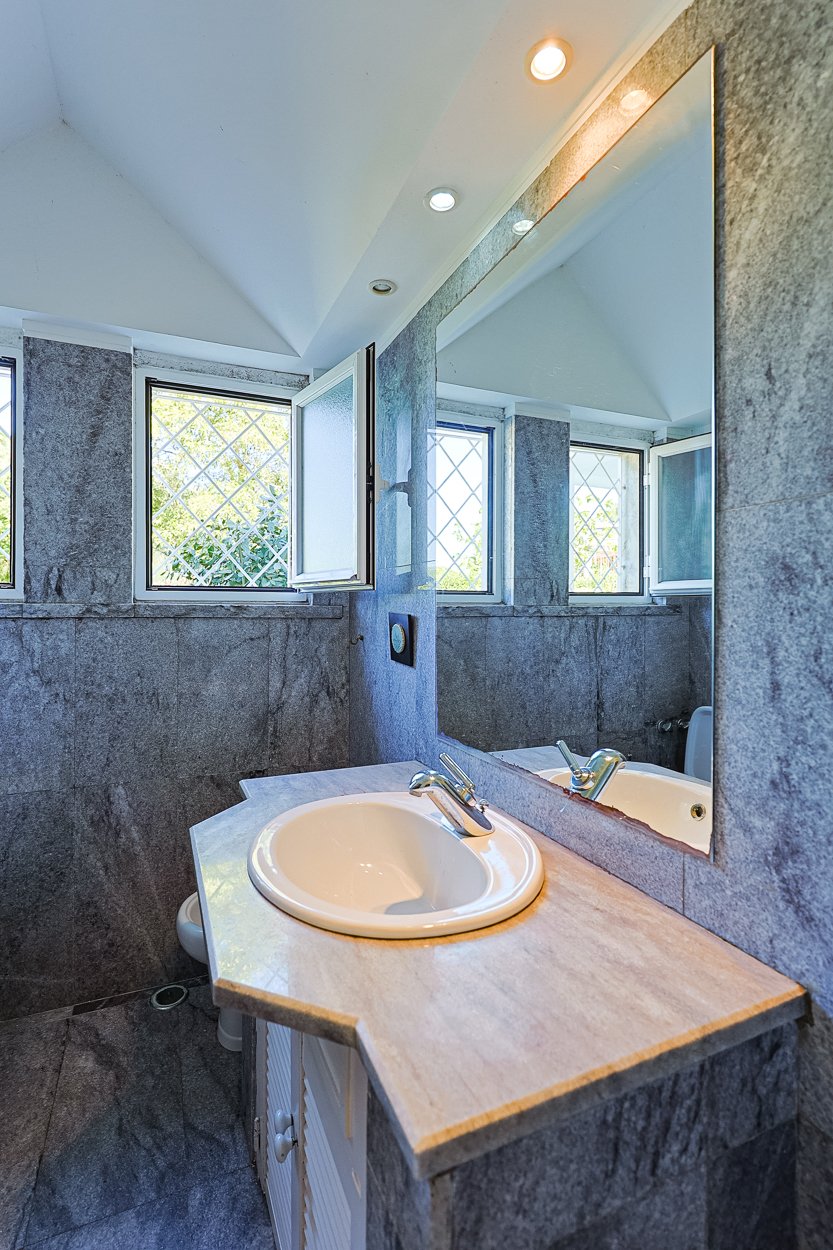 Spacious 5-Bedroom Villa with Expansive Garden Near Sintra in Colares