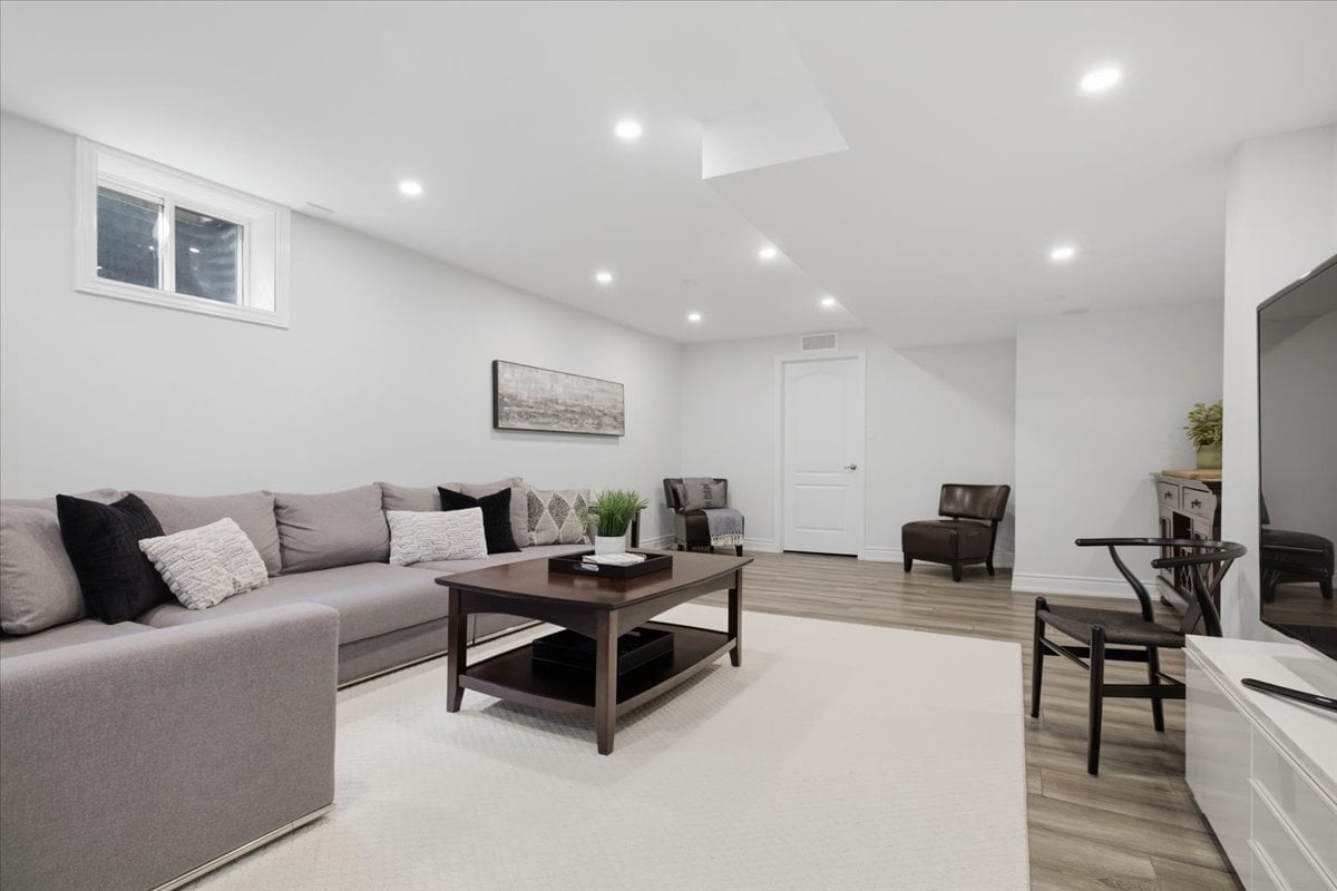 Rare Court Location on Oakville Golf Course