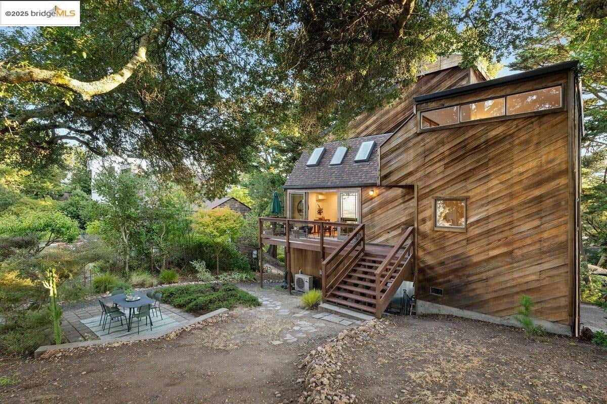 2112 Manzanita Dr