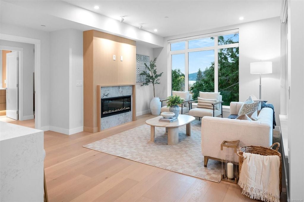 5229 Cordova Bay, #303