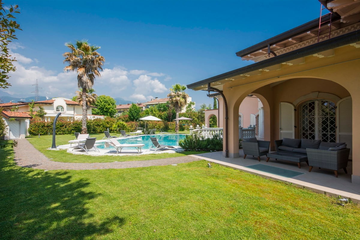New Luxury Villa with Large Pool and Gardens in Forte dei Marmi