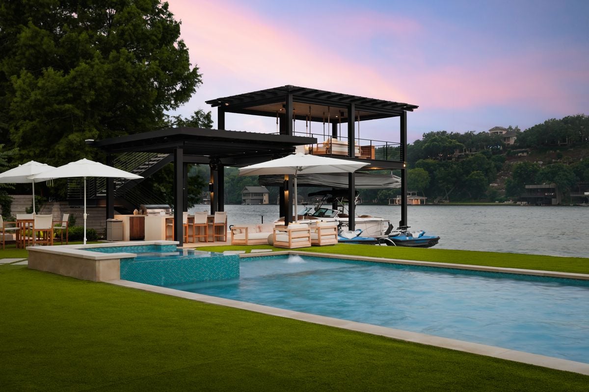 Lakeshore Elegance: A Luxurious Waterfront Retreat on Lake Austin