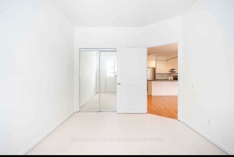 555 Yonge St 502