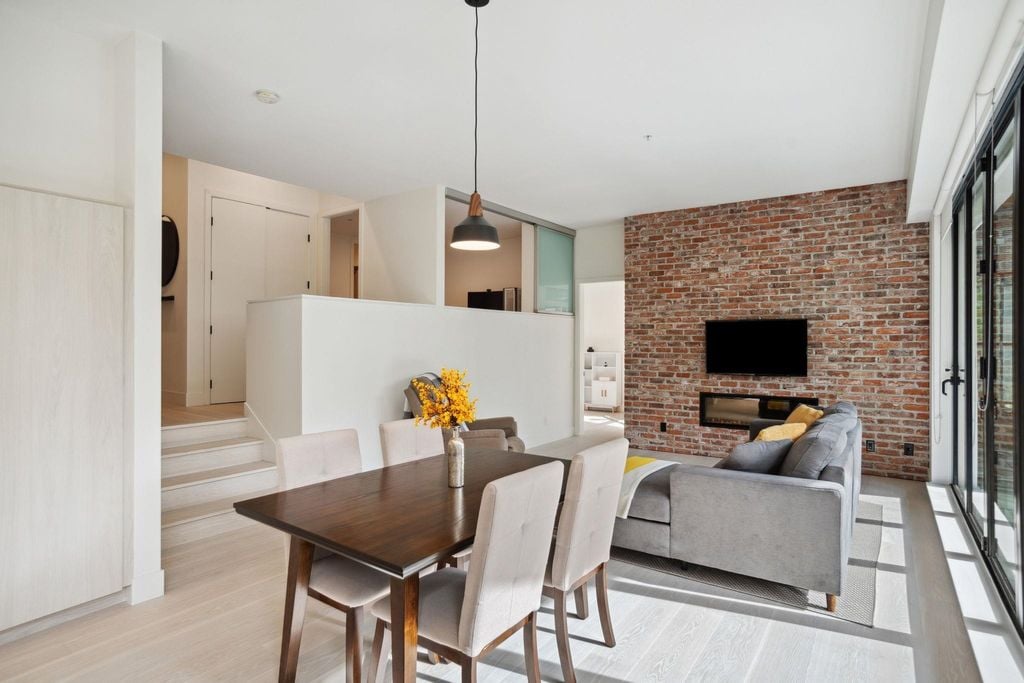 300 Salter St, #106