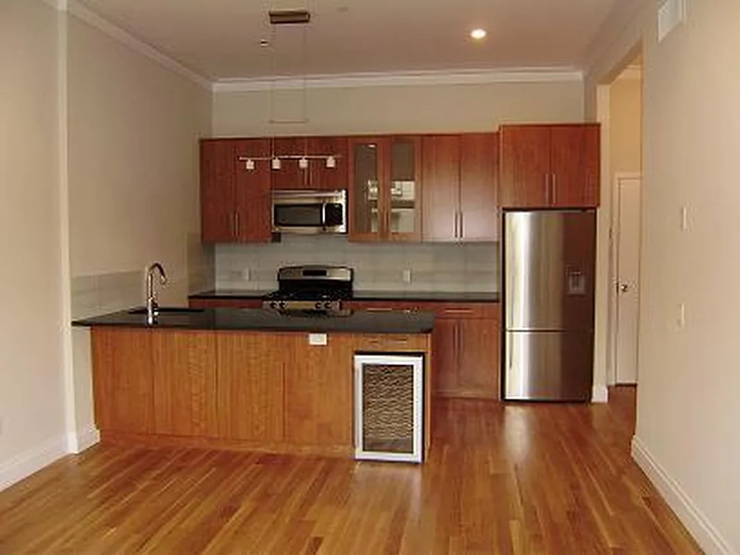 206 Kent Street Unit: 3