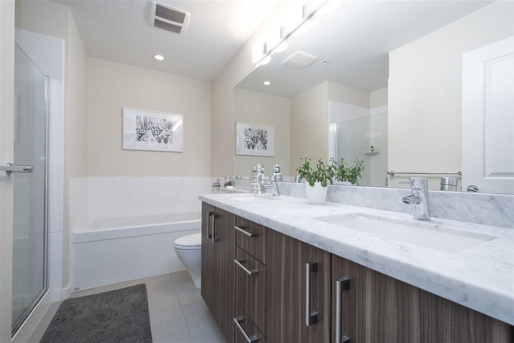 119 W 22nd St, #406