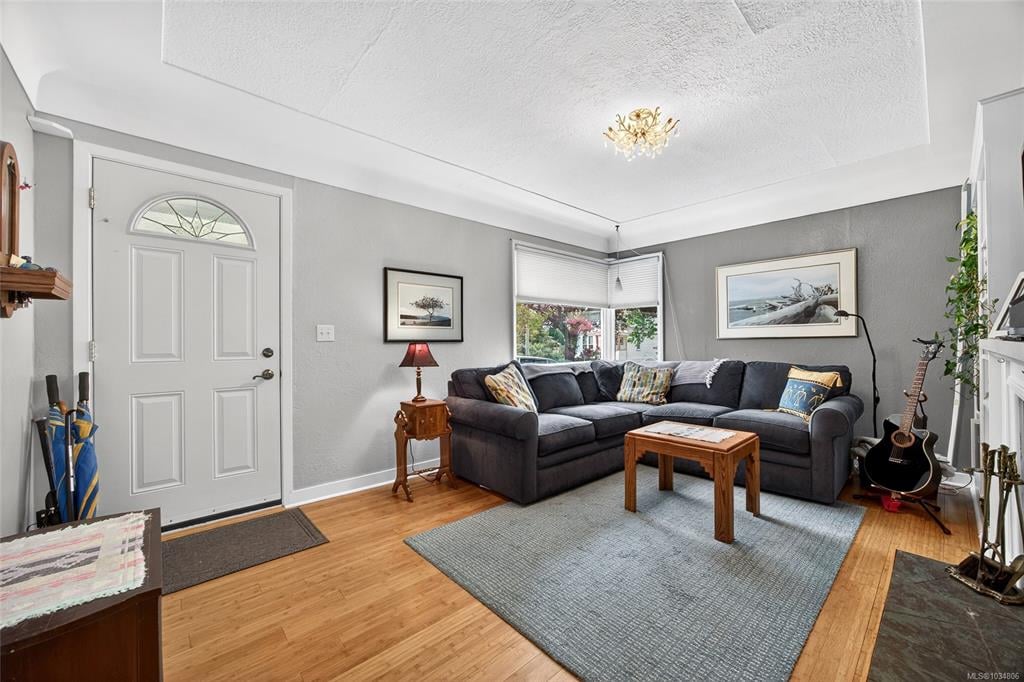 415 Dundas St