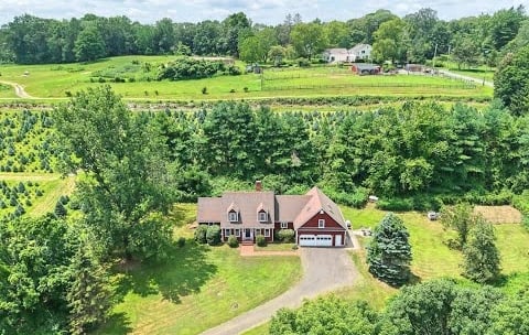 Tour 731 North Park Avenue in Redding, CT