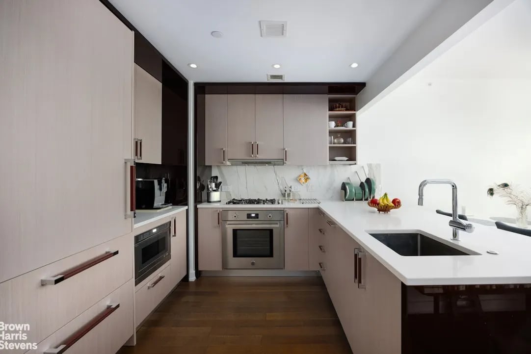 261 W 25th St #4B