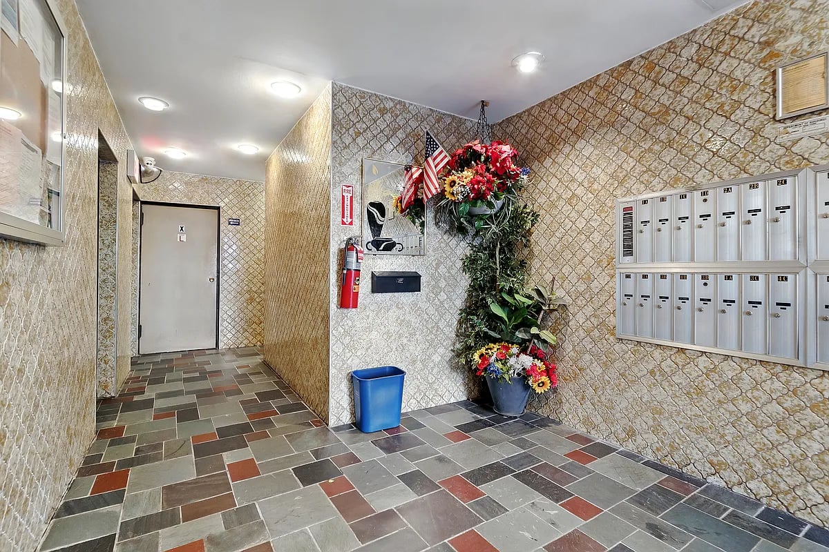 31-23 Crescent St #1D