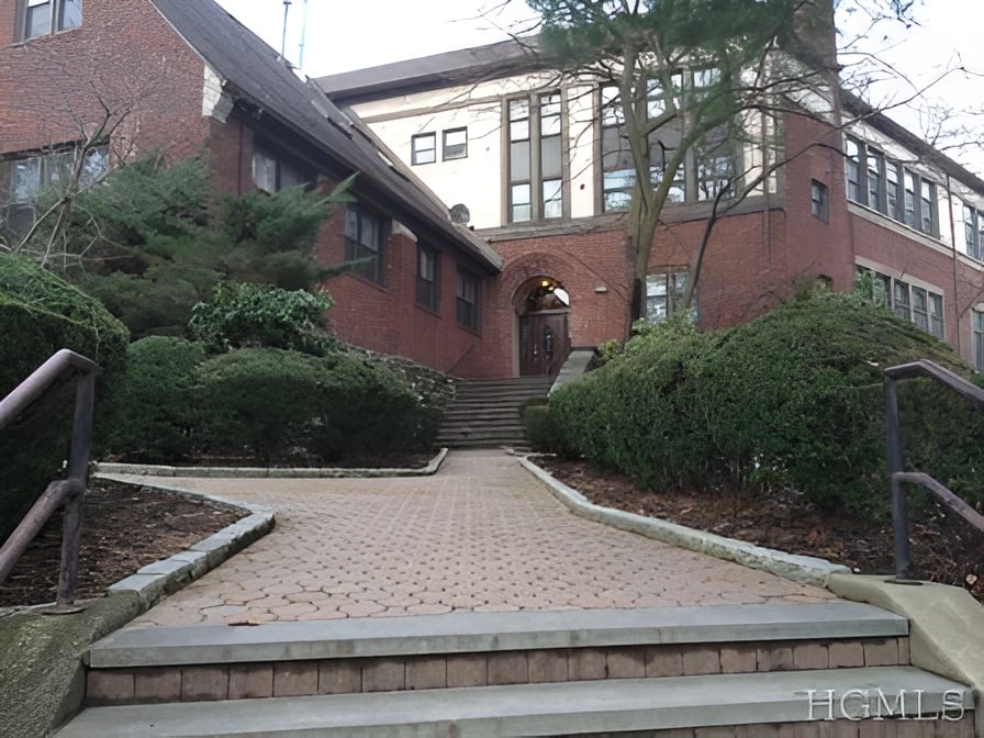 55 W Hartsdale Ave, #i