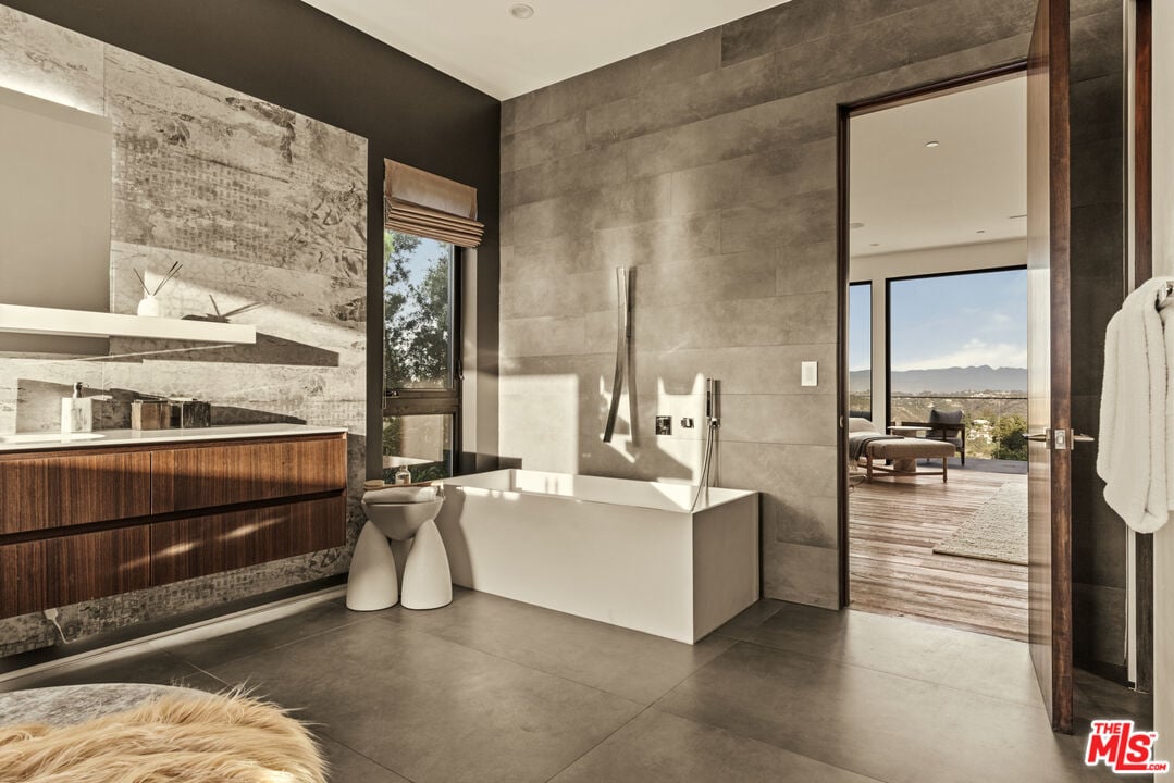 Aria Vista, Stradella Rd, 90077