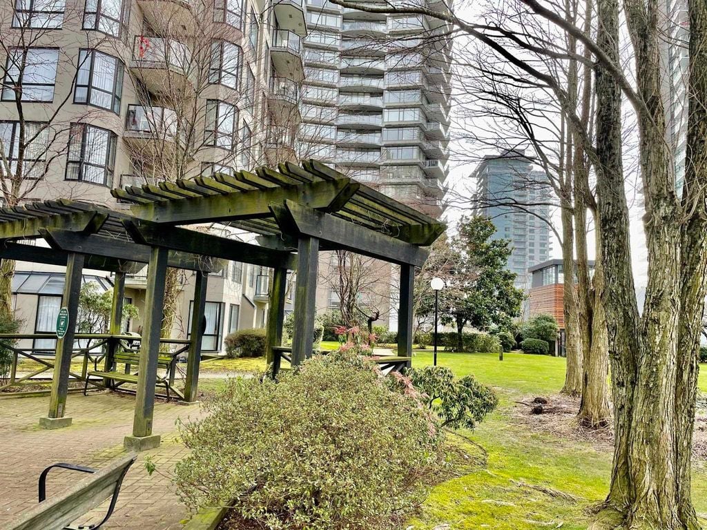 828 Agnes St, #605
