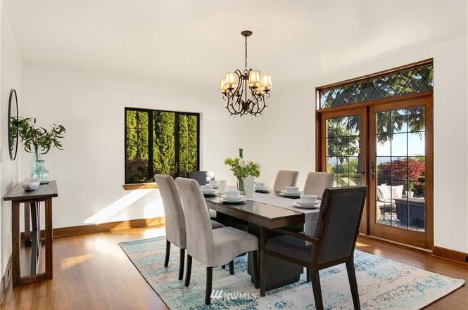 1990 Magnolia Blvd W